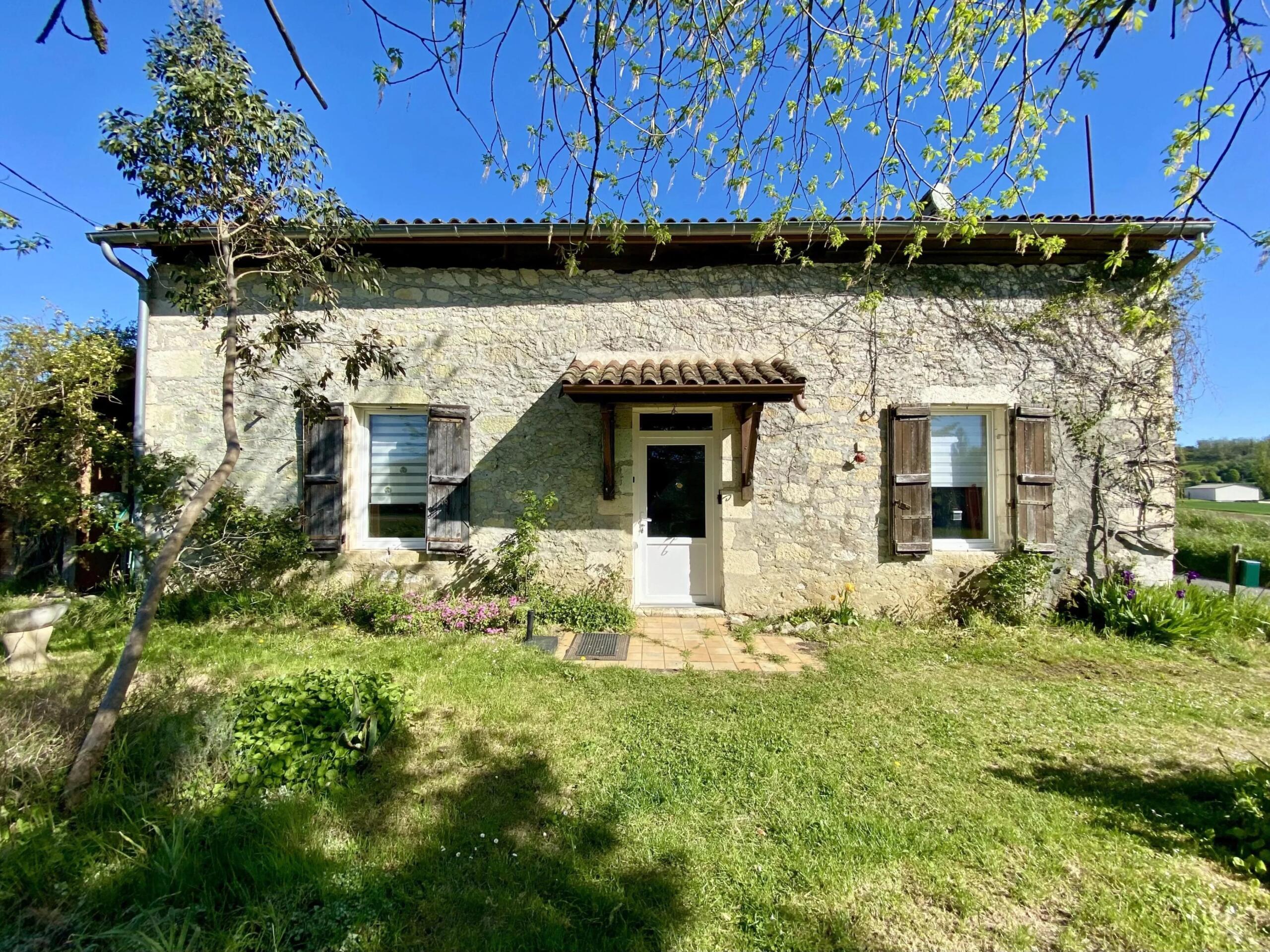 Charming cottage to renovate with views of a château, Aquitaine – France – BVI85322