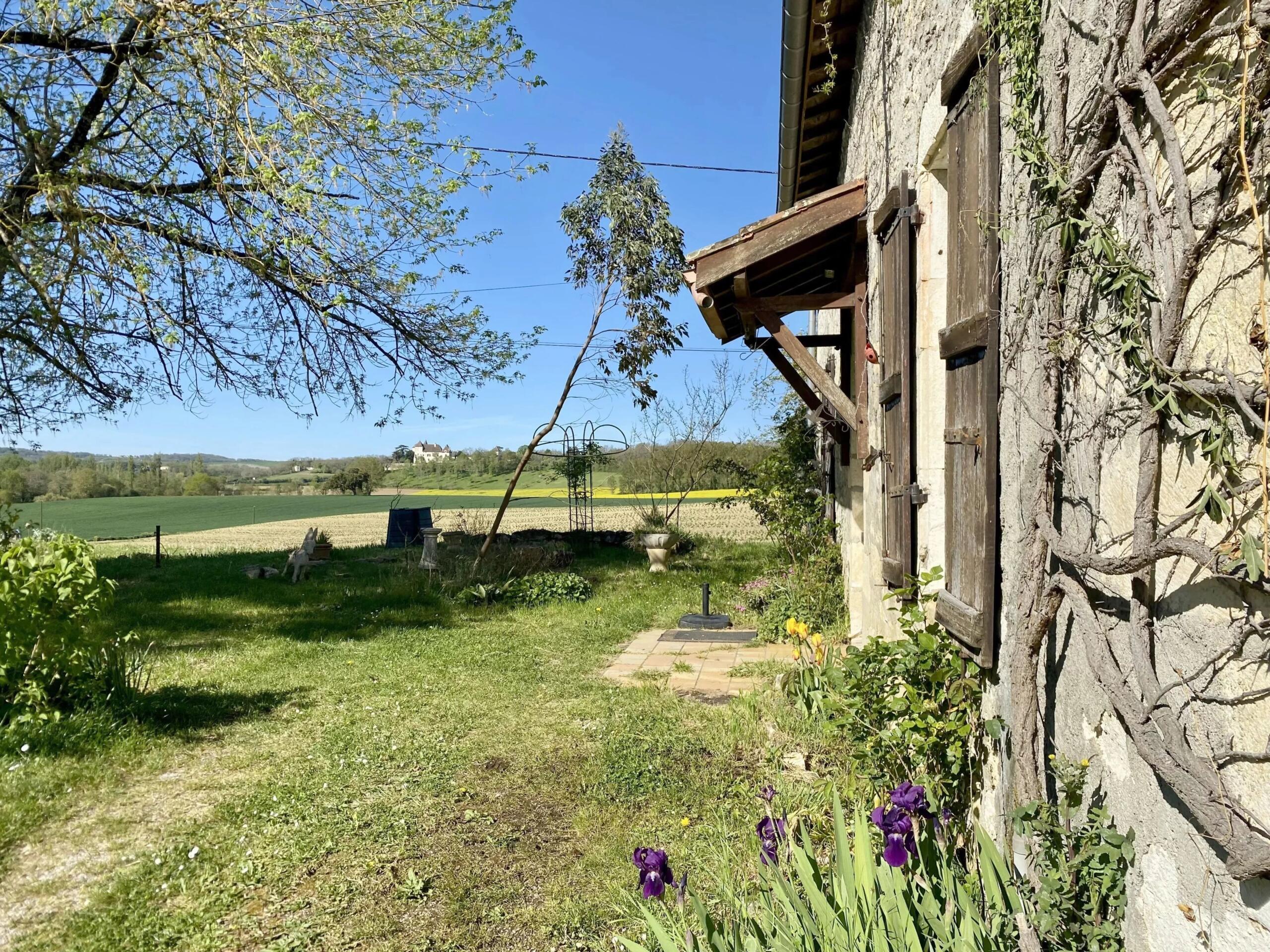 Charming cottage to renovate with views of a château, Aquitaine – France – BVI85322