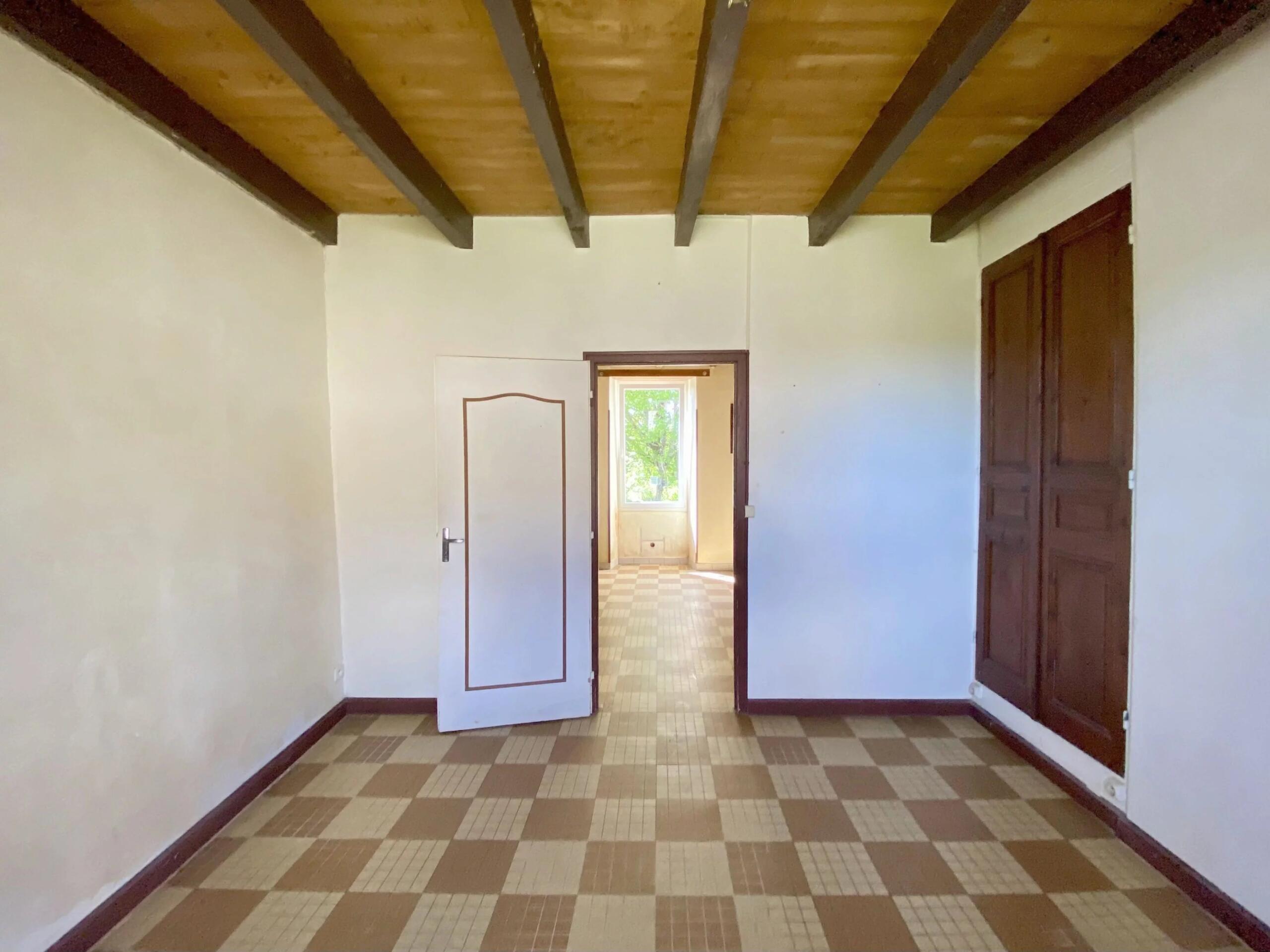 Charming cottage to renovate with views of a château, Aquitaine – France – BVI85322