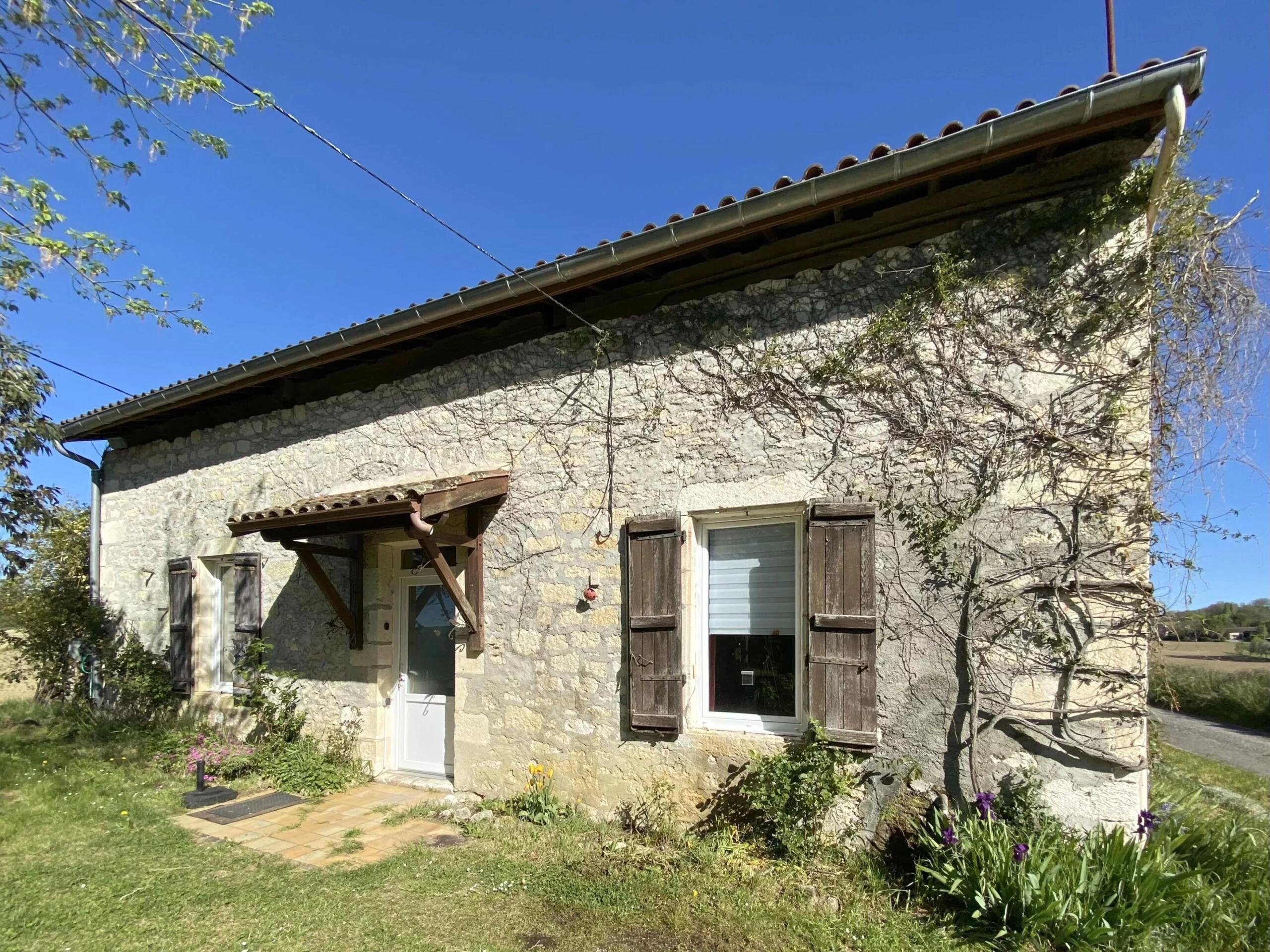 Charming cottage to renovate with views of a château, Aquitaine – France – BVI85322