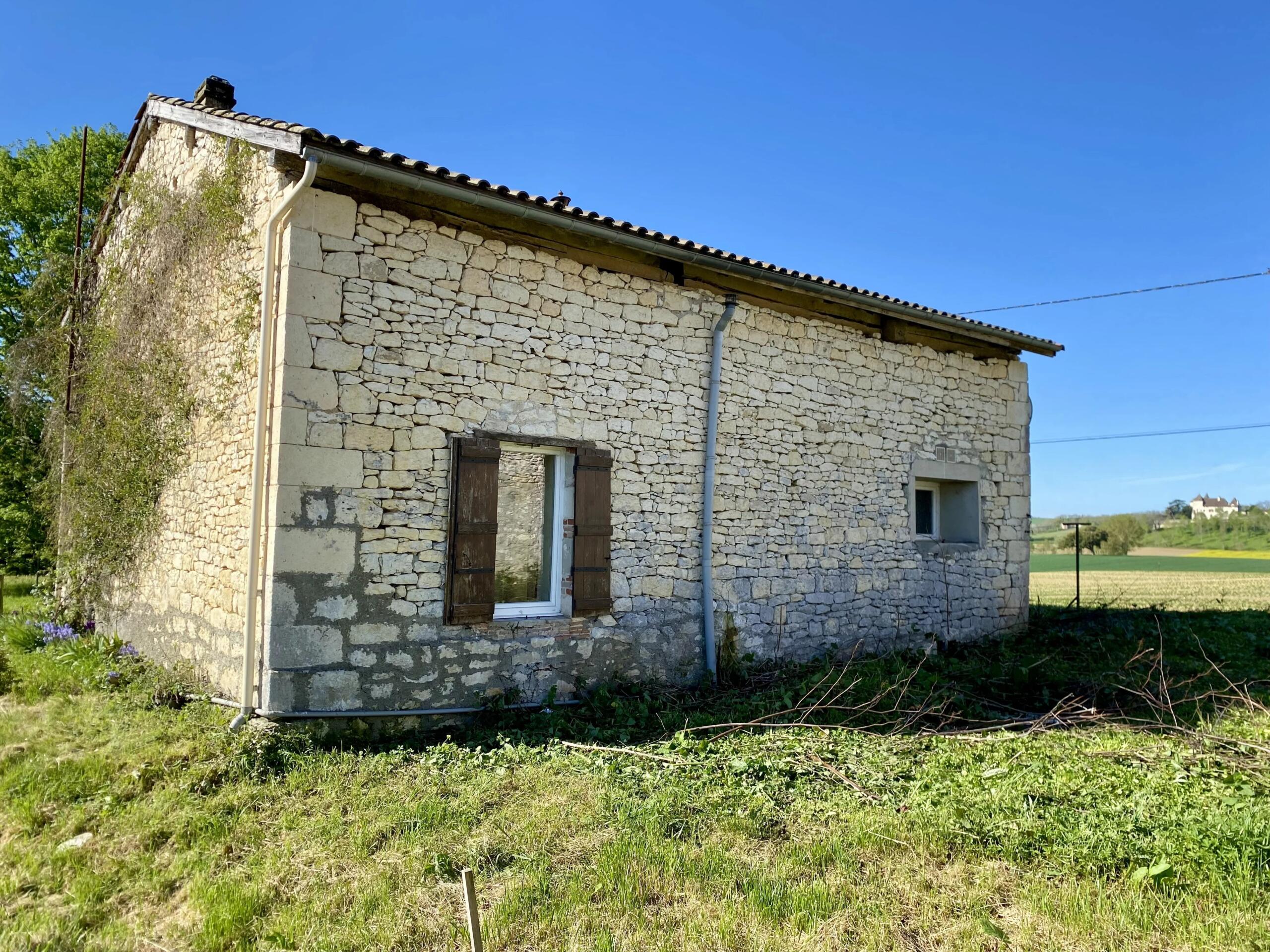 Charming cottage to renovate with views of a château, Aquitaine – France – BVI85322