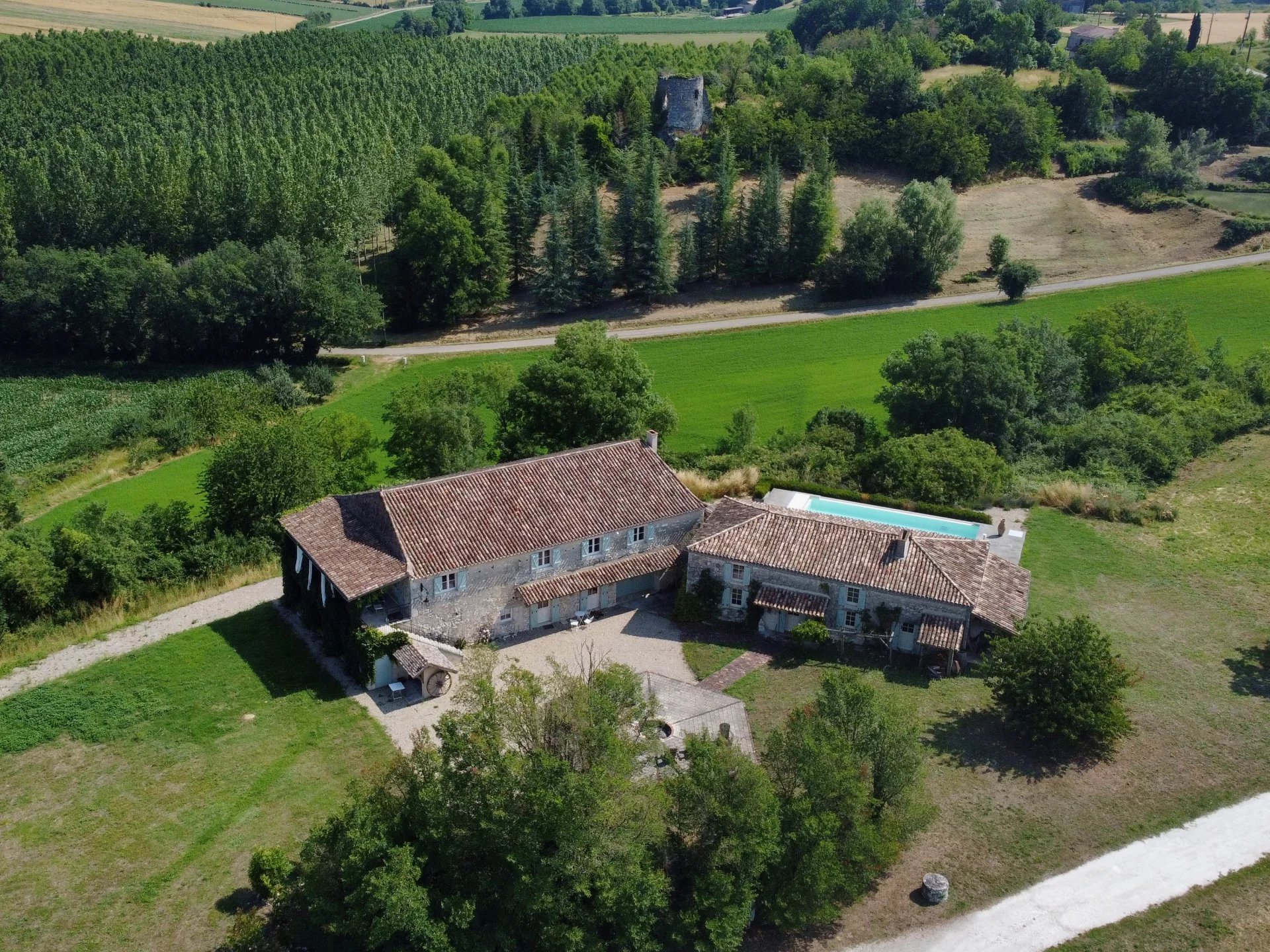 Elegant Barn Conversion with Guest House, 14m Pool and 360° Panoramic Views – Close to Eymet, Aquitaine – France – BVI85208