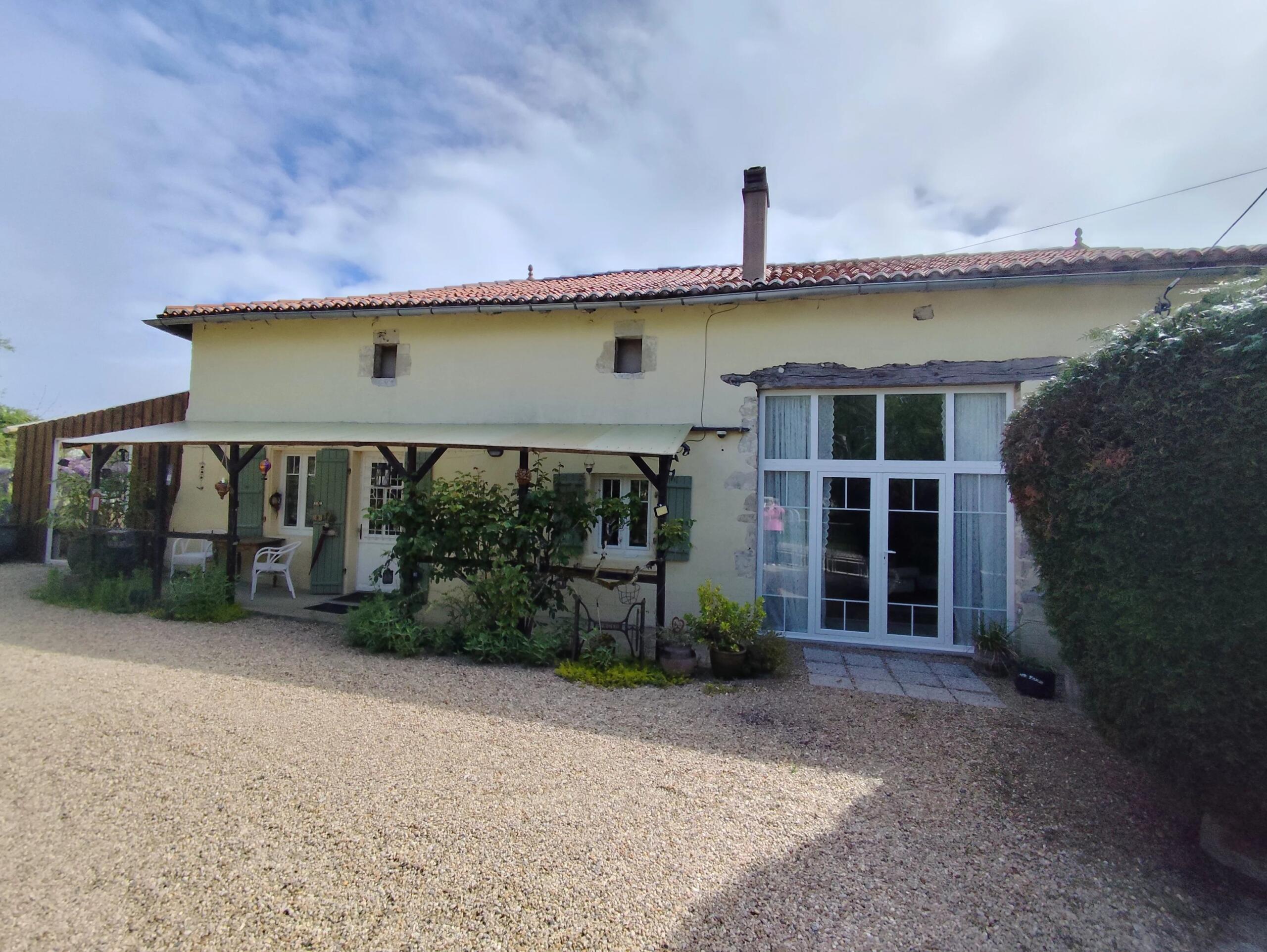 Gorgeous two-bedroom cottage set within beautifully landscaped gardens., Poitou-Charentes – France – BVI85204