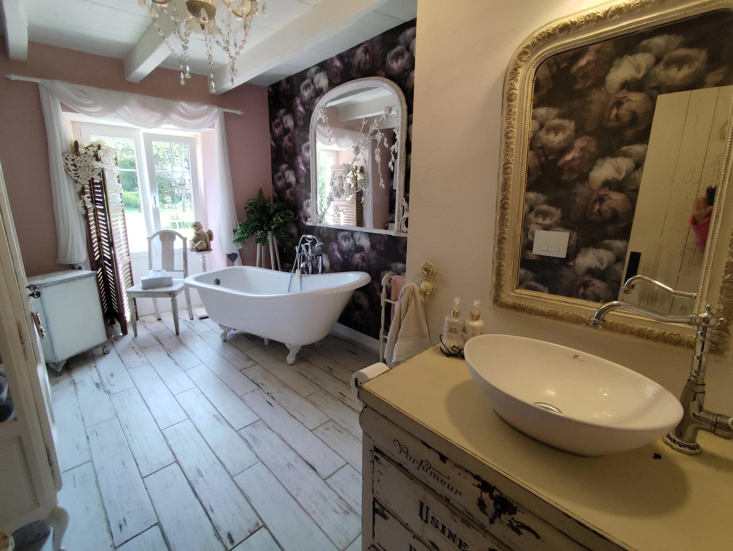 Gorgeous two-bedroom cottage set within beautifully landscaped gardens., Poitou-Charentes – France – BVI85204