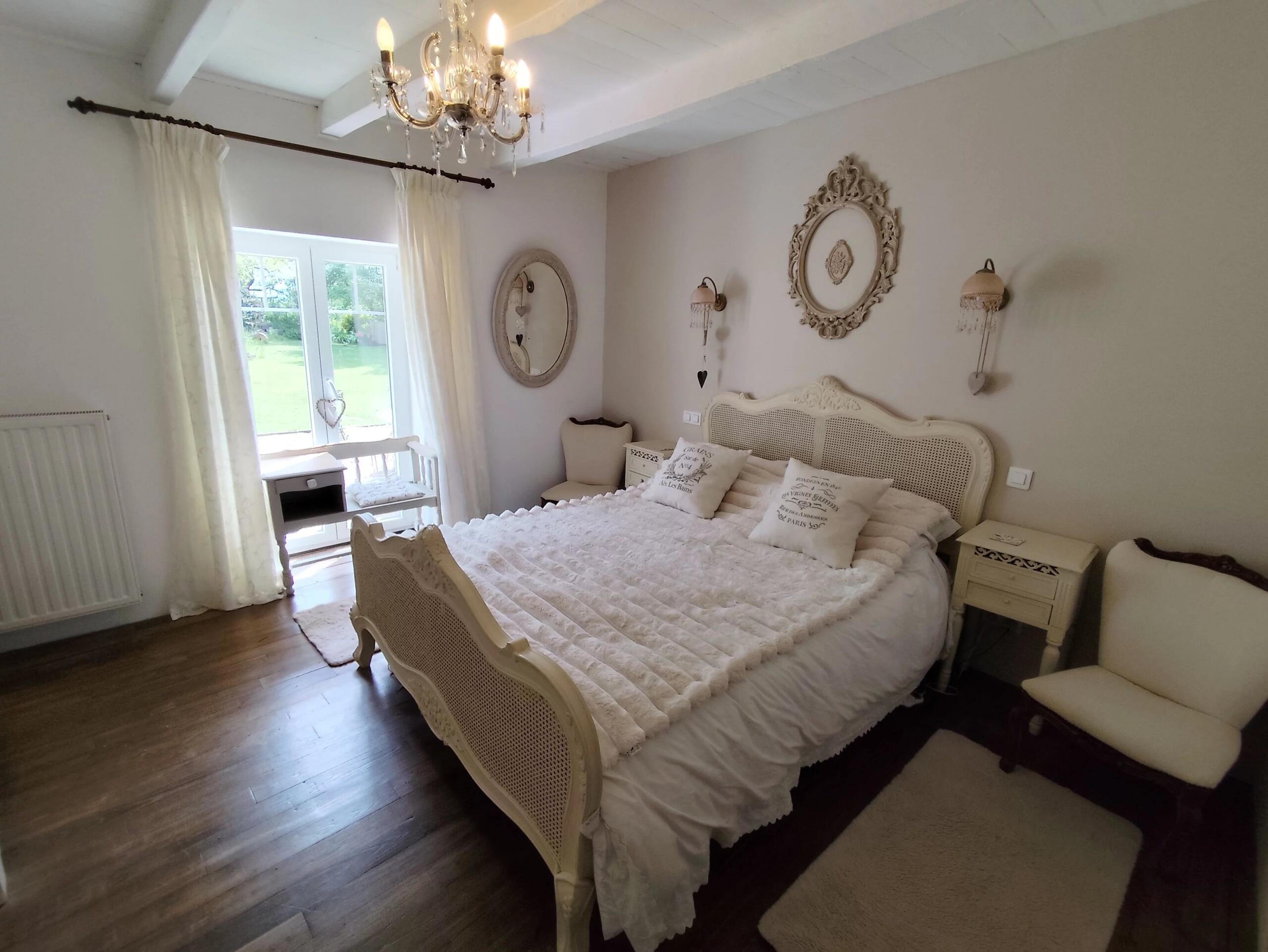 Gorgeous two-bedroom cottage set within beautifully landscaped gardens., Poitou-Charentes – France – BVI85204