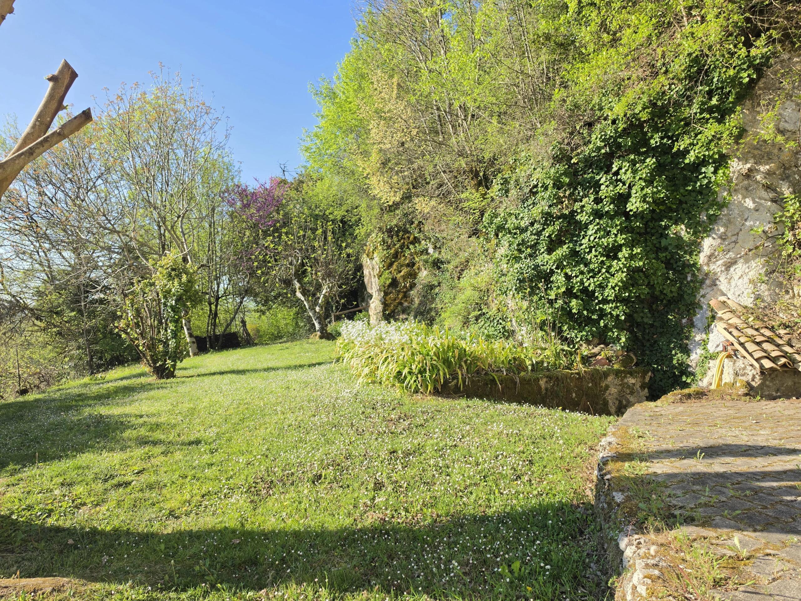 House for sale with 3,000 m² of land, Midi-Pyrénées – France – BVI85068