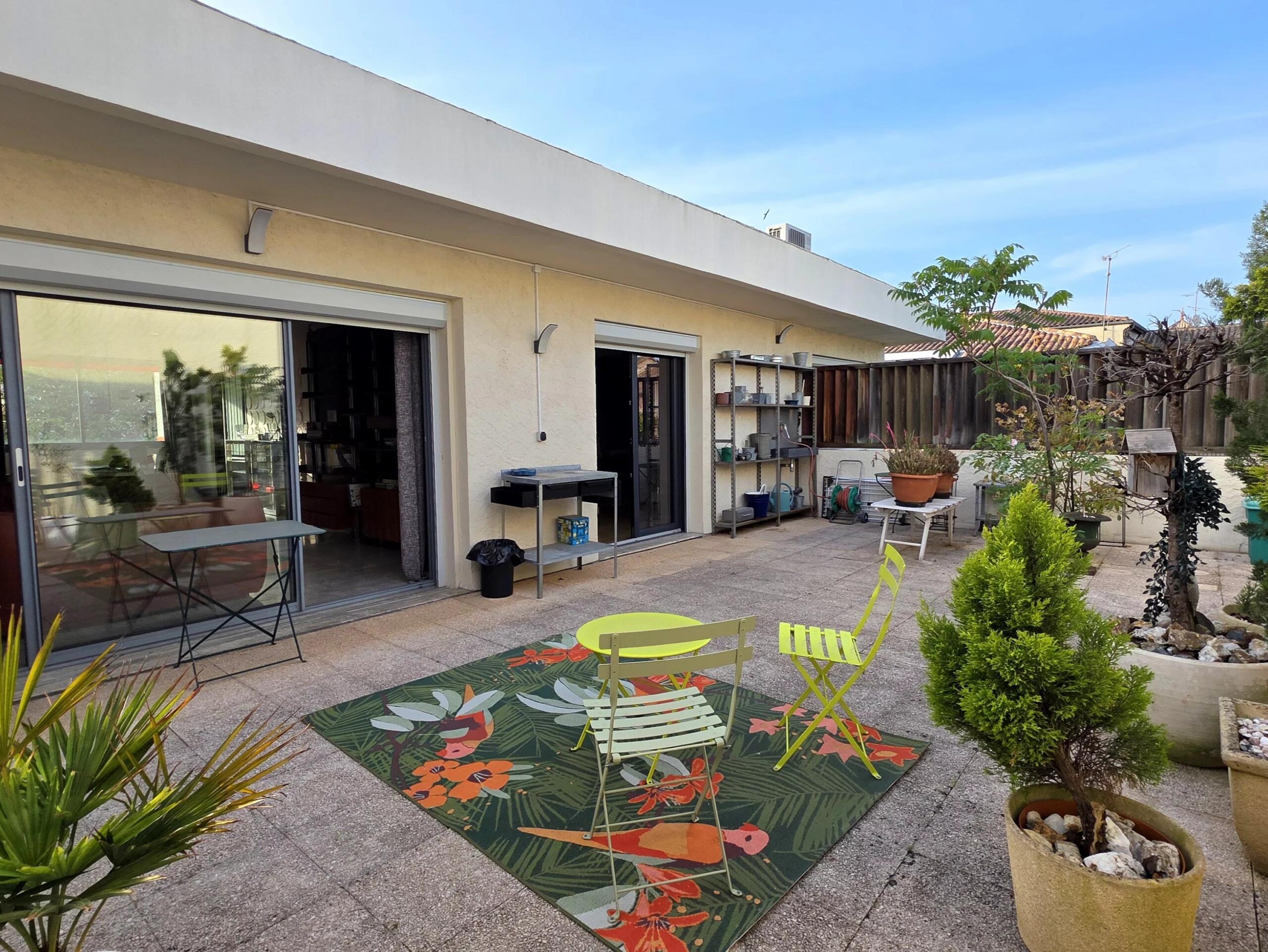 The Perfect Lifestyle Property – Business Below, Dream Home Above, Aquitaine – France – BVI85435