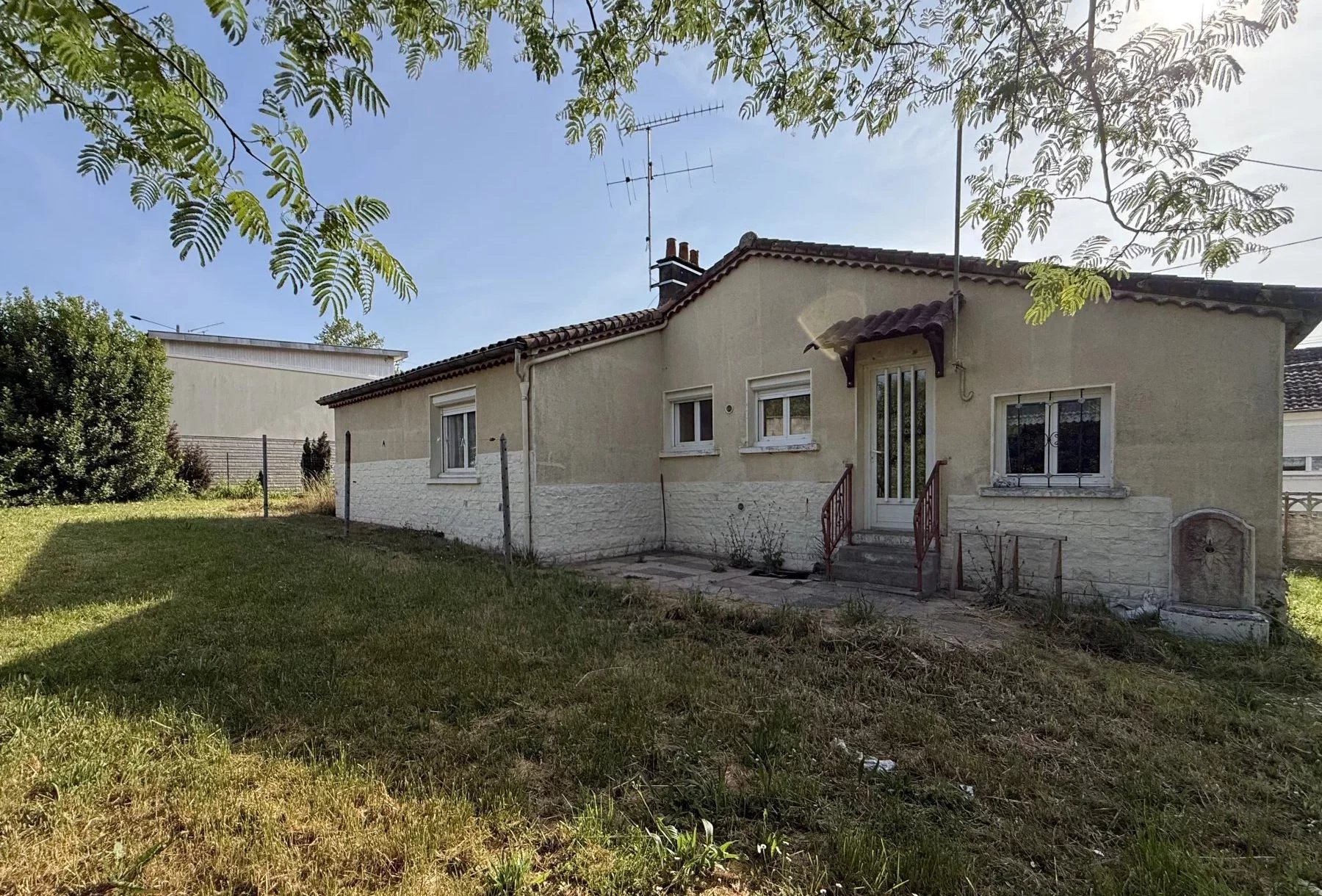 Single-storey property with 3 bedrooms and garage in Ruffec, Poitou-Charentes – France – BVI81137