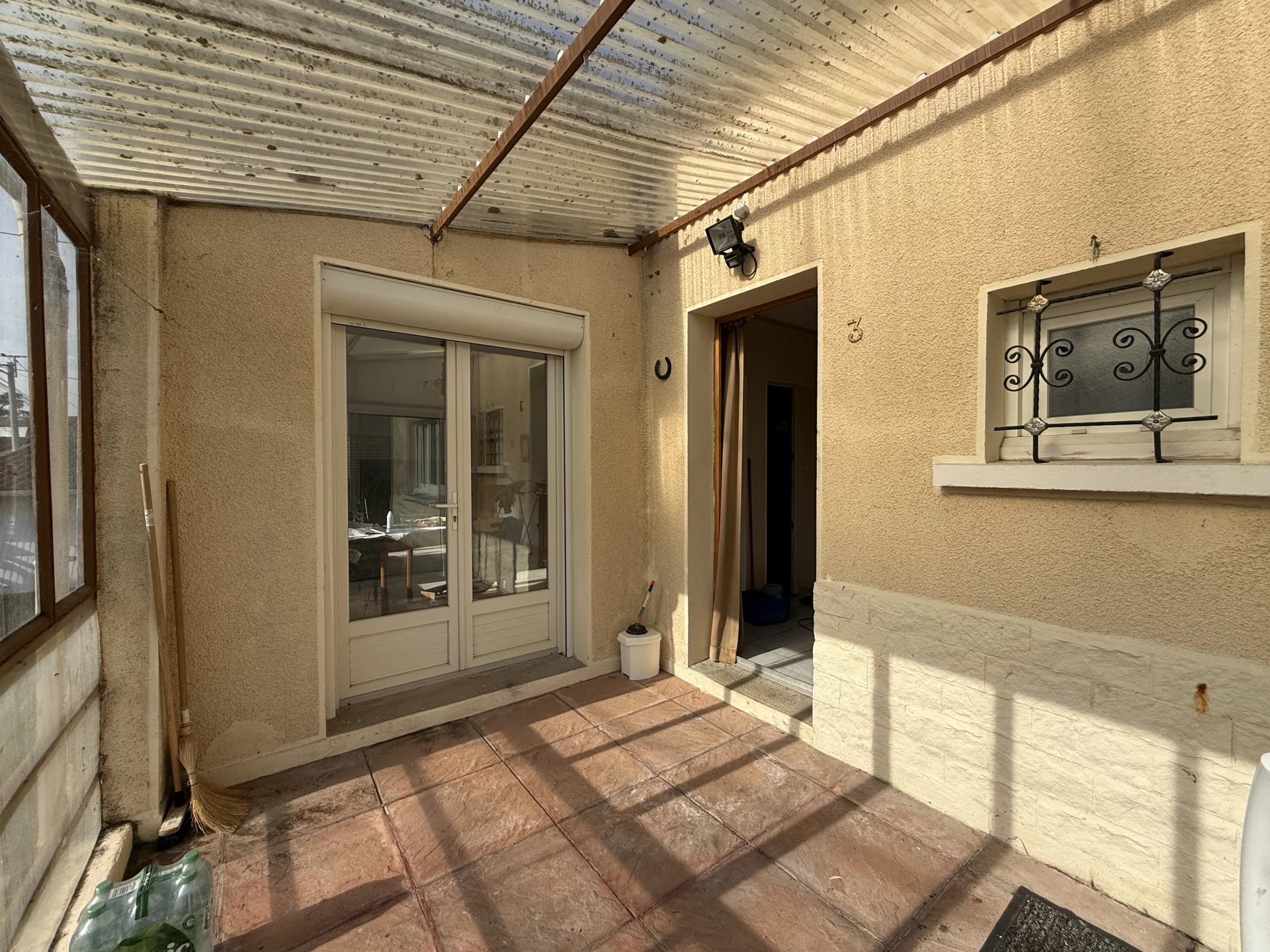 Single-storey property with 3 bedrooms and garage in Ruffec, Poitou-Charentes – France – BVI81137