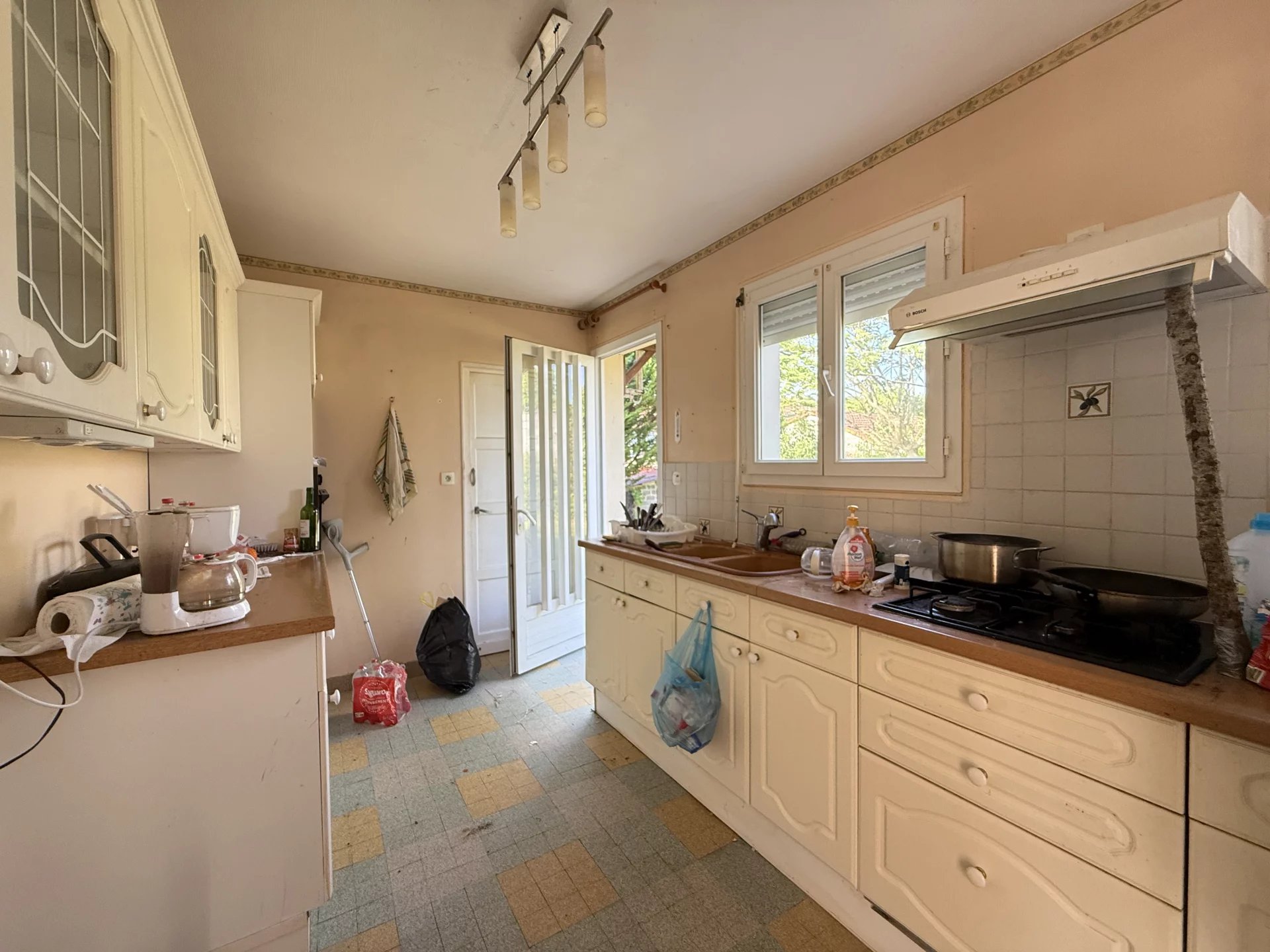 Single-storey property with 3 bedrooms and garage in Ruffec, Poitou-Charentes – France – BVI81137