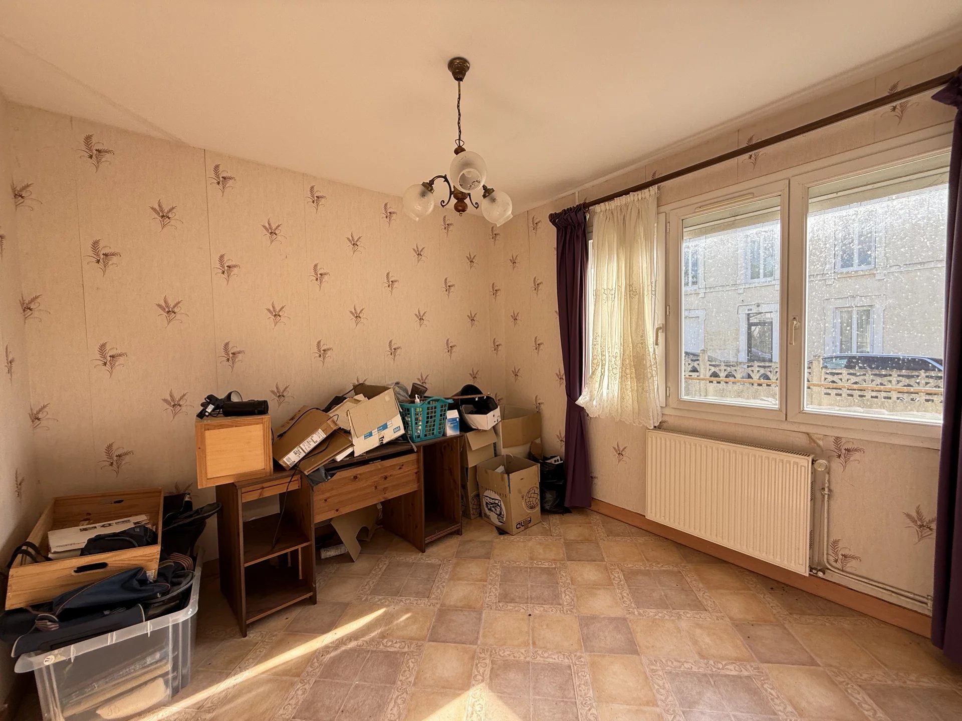 Single-storey property with 3 bedrooms and garage in Ruffec, Poitou-Charentes – France – BVI81137