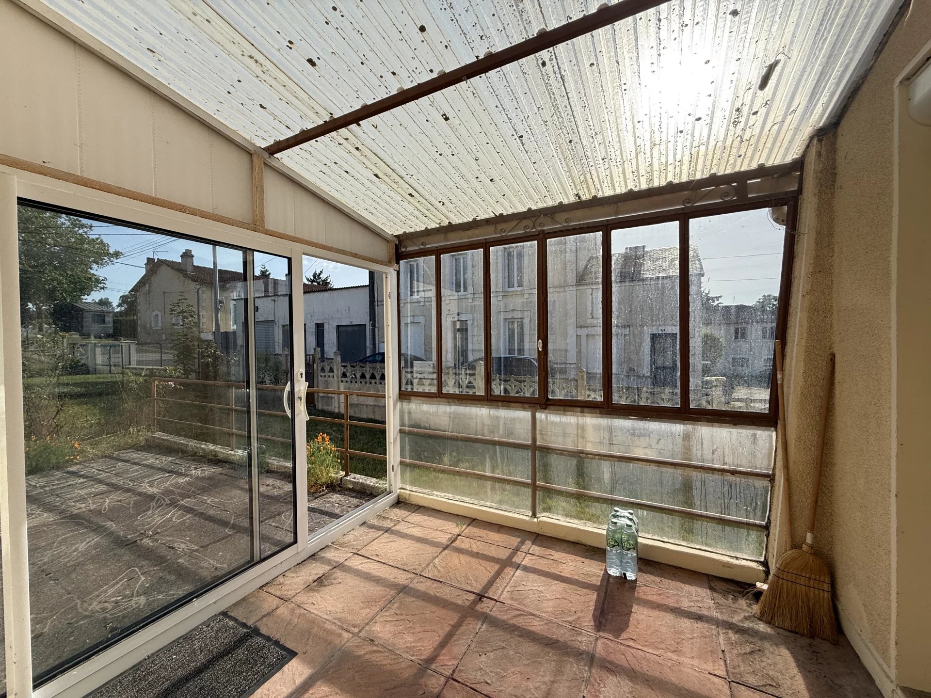 Single-storey property with 3 bedrooms and garage in Ruffec, Poitou-Charentes – France – BVI81137