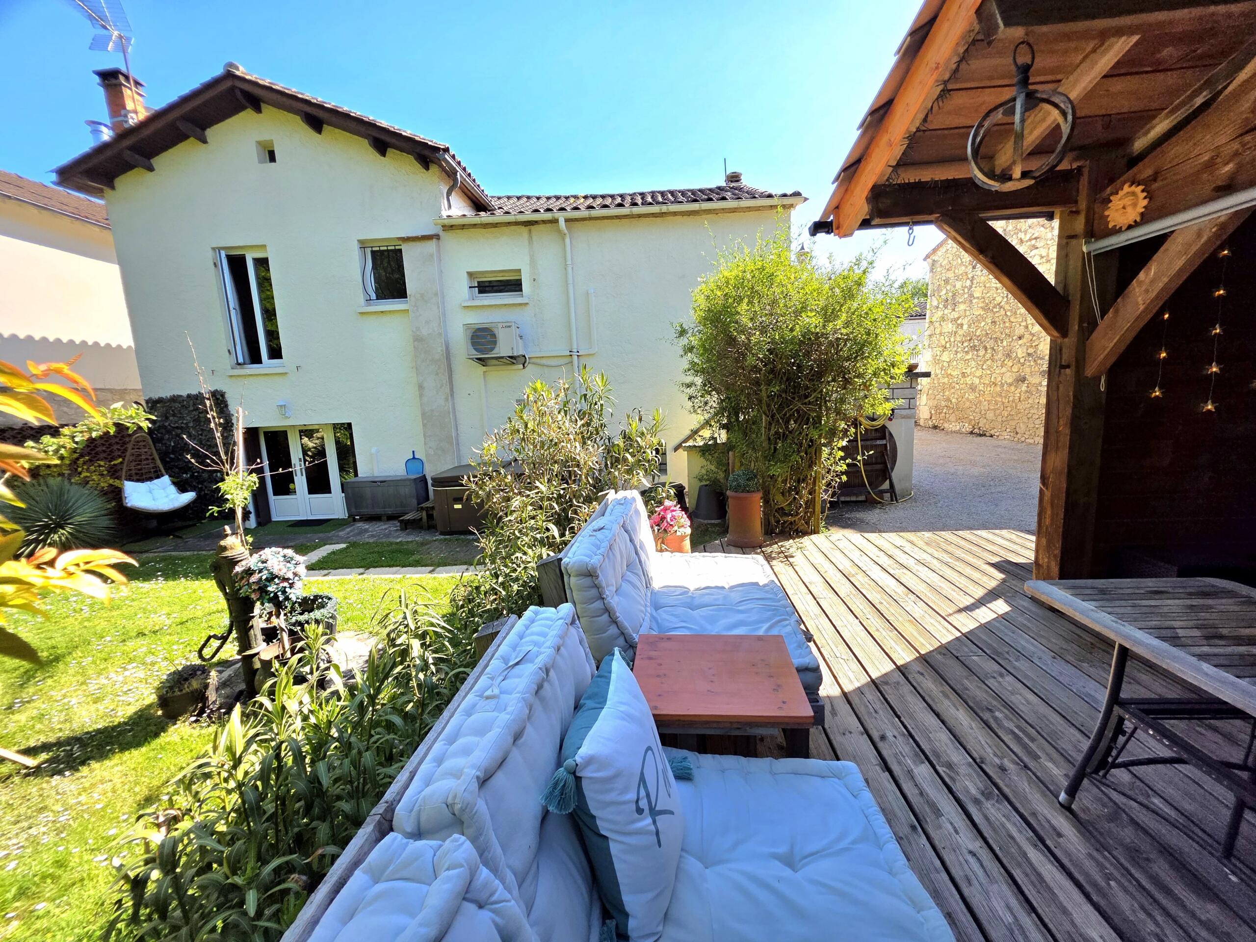 EYMET – Charming Renovated Bastide Home with Garden and Parking, Aquitaine – France – BVI84259