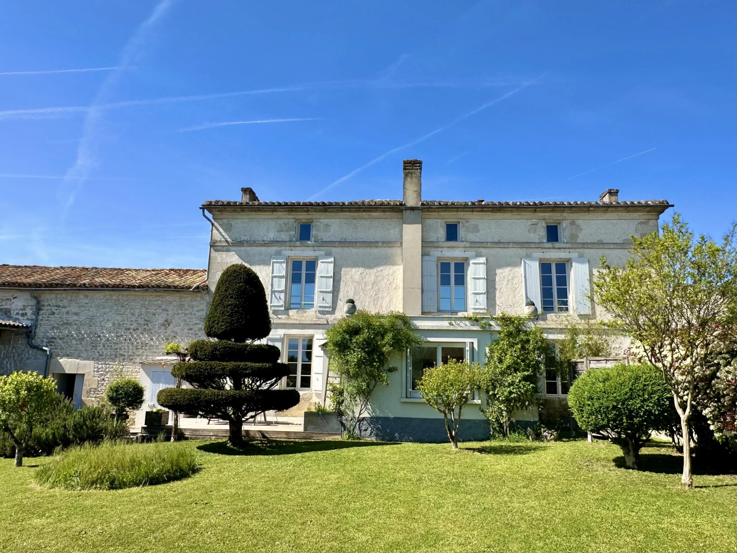 Beautifully renovated Charentaise house located in Saint-Saturnin, close to Angoulême, Poitou-Charentes – France – BVI85345