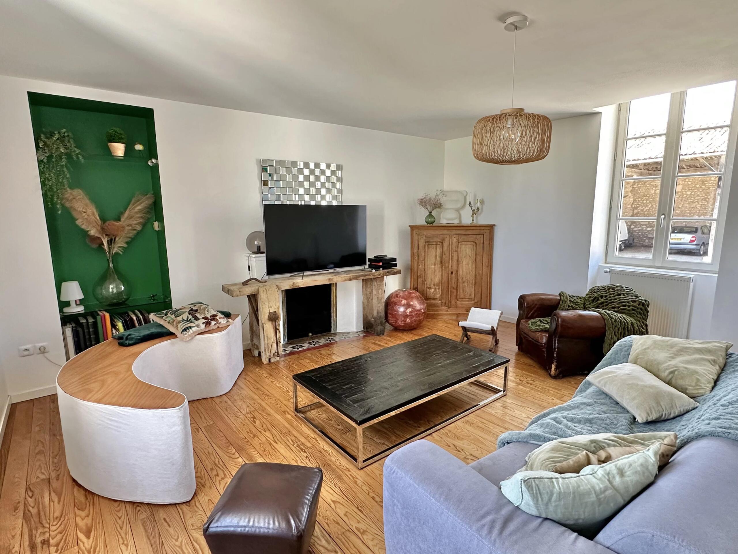 Beautifully renovated Charentaise house located in Saint-Saturnin, close to Angoulême, Poitou-Charentes – France – BVI85345