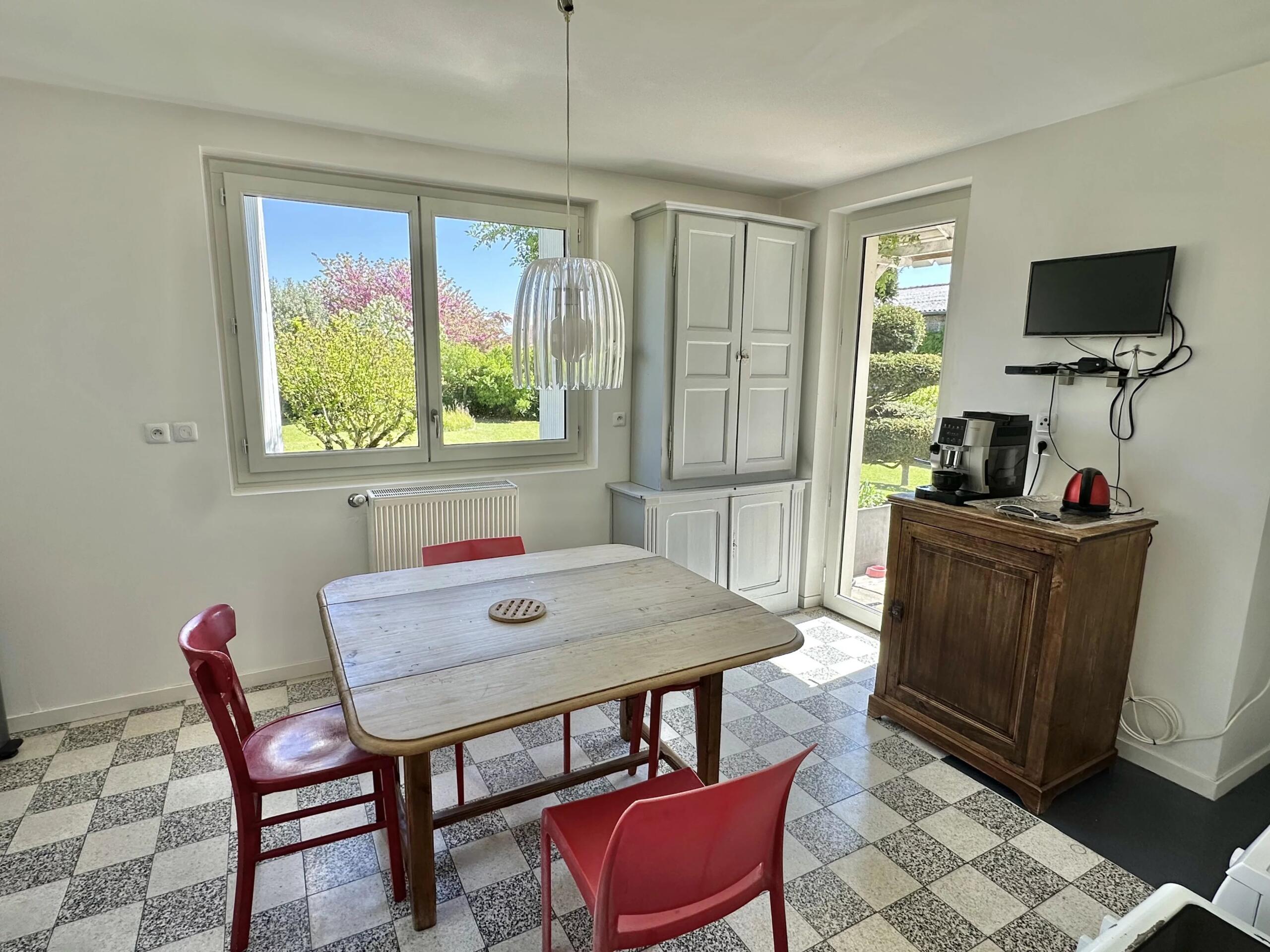 Beautifully renovated Charentaise house located in Saint-Saturnin, close to Angoulême, Poitou-Charentes – France – BVI85345