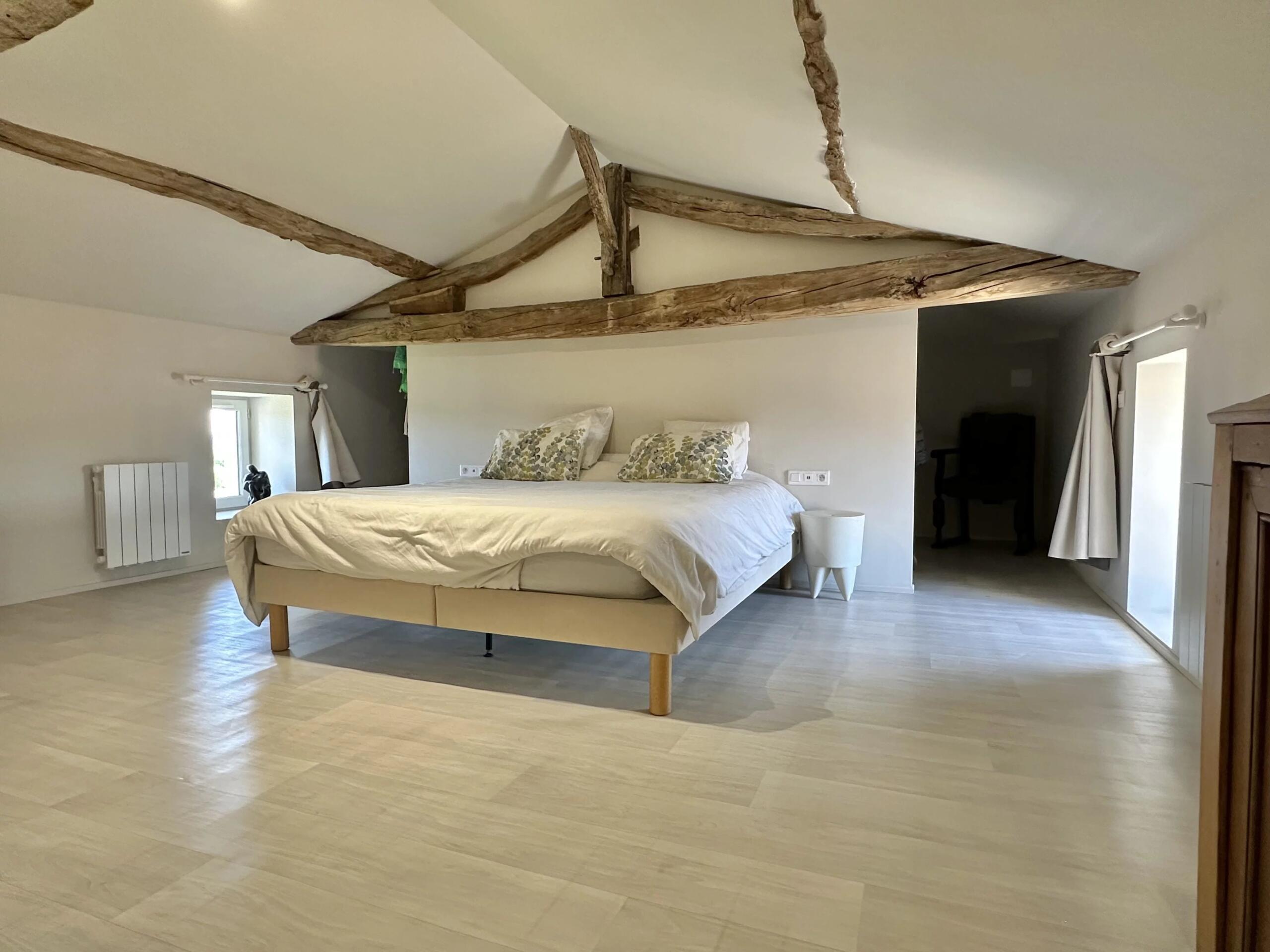 Beautifully renovated Charentaise house located in Saint-Saturnin, close to Angoulême, Poitou-Charentes – France – BVI85345