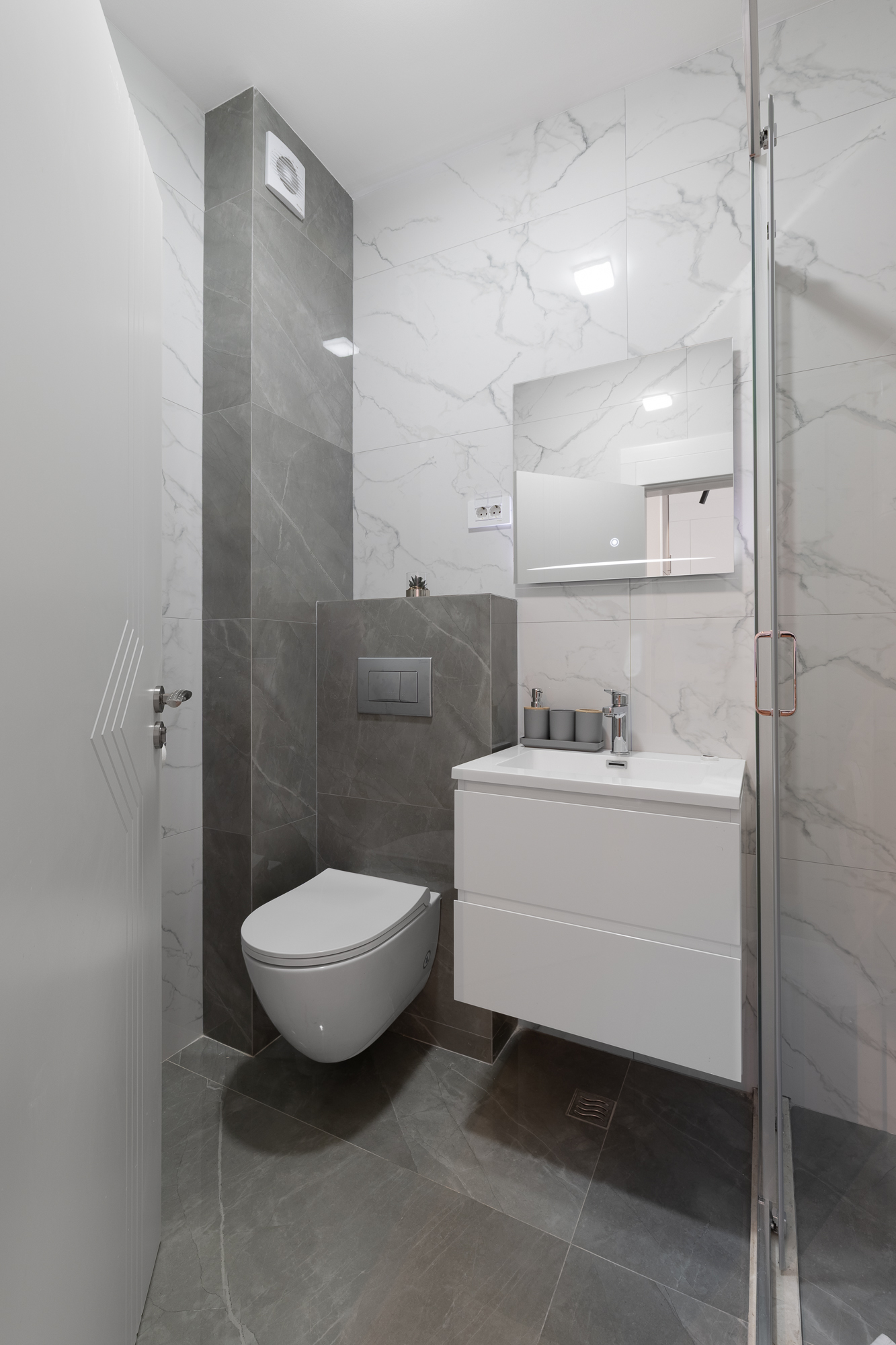 Sunny one-bedroom apartment of 42 m² in Budva, close to the sea.