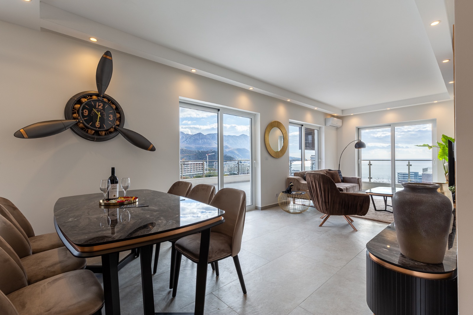 For sale: a spacious and luxuriously furnished three-bedroom apartment in the Sunny Side complex.