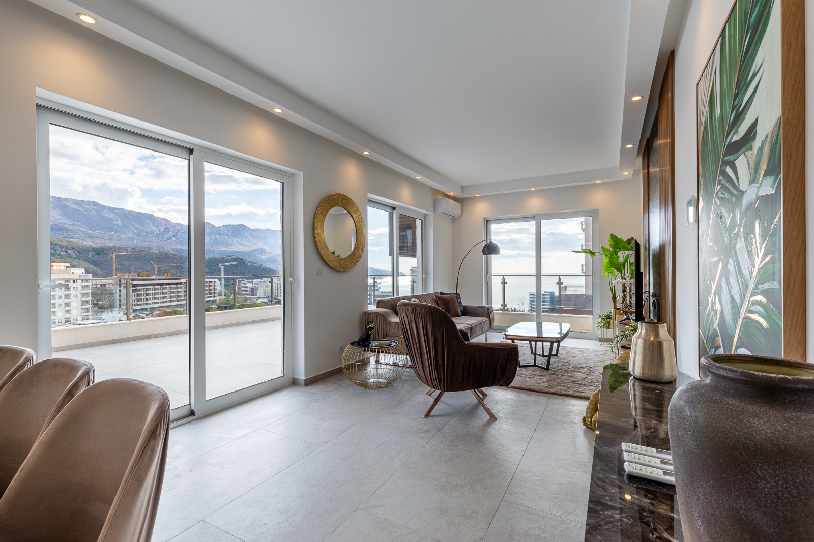 For sale: a spacious and luxuriously furnished three-bedroom apartment in the Sunny Side complex.