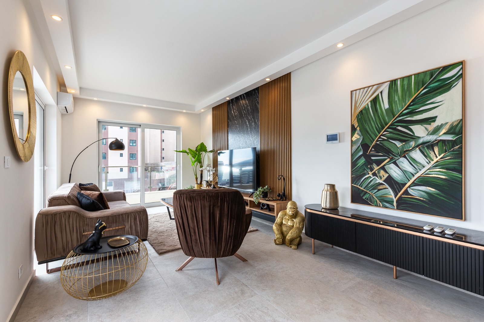 For sale: a spacious and luxuriously furnished three-bedroom apartment in the Sunny Side complex.