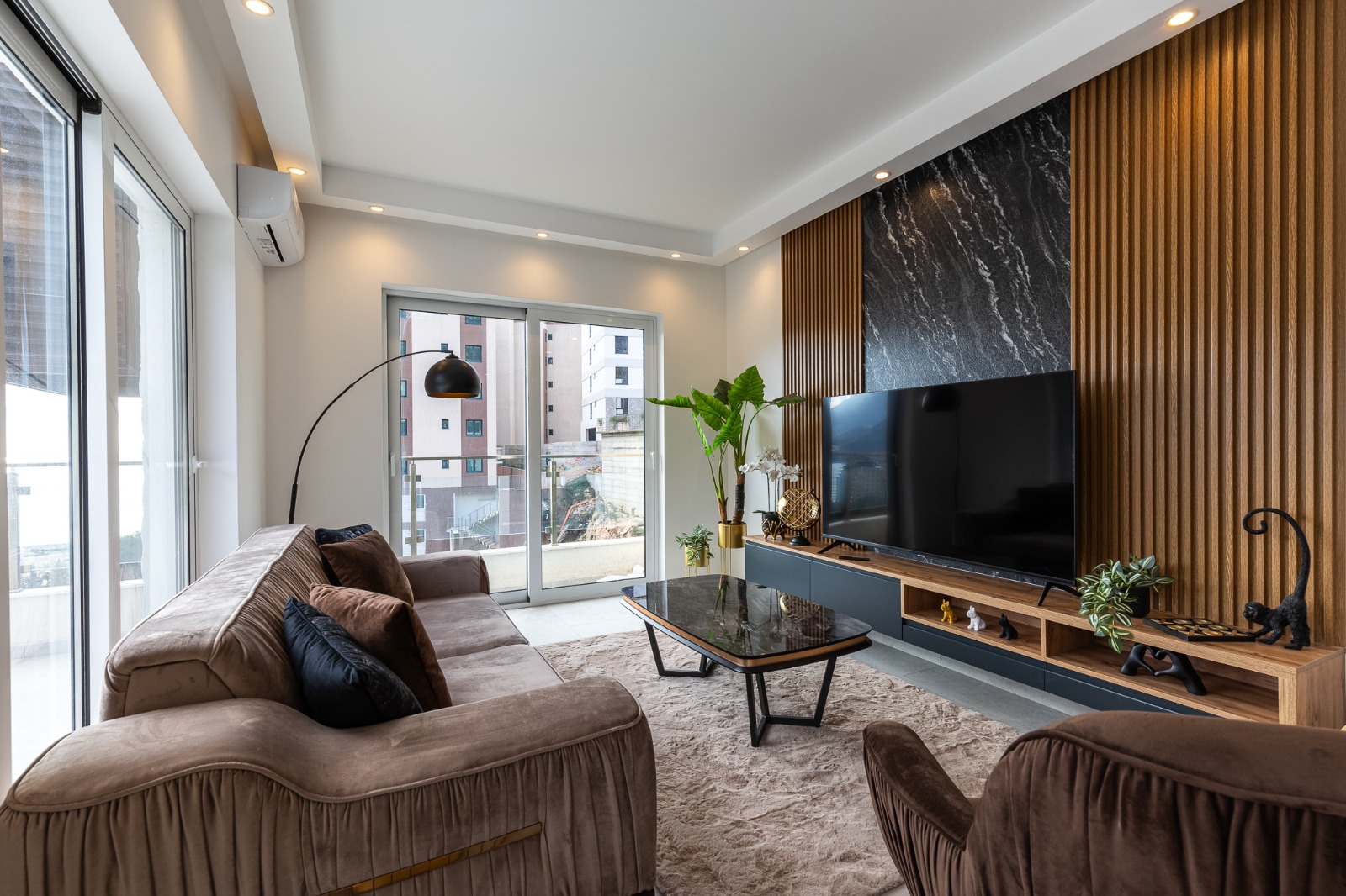 For sale: a spacious and luxuriously furnished three-bedroom apartment in the Sunny Side complex.