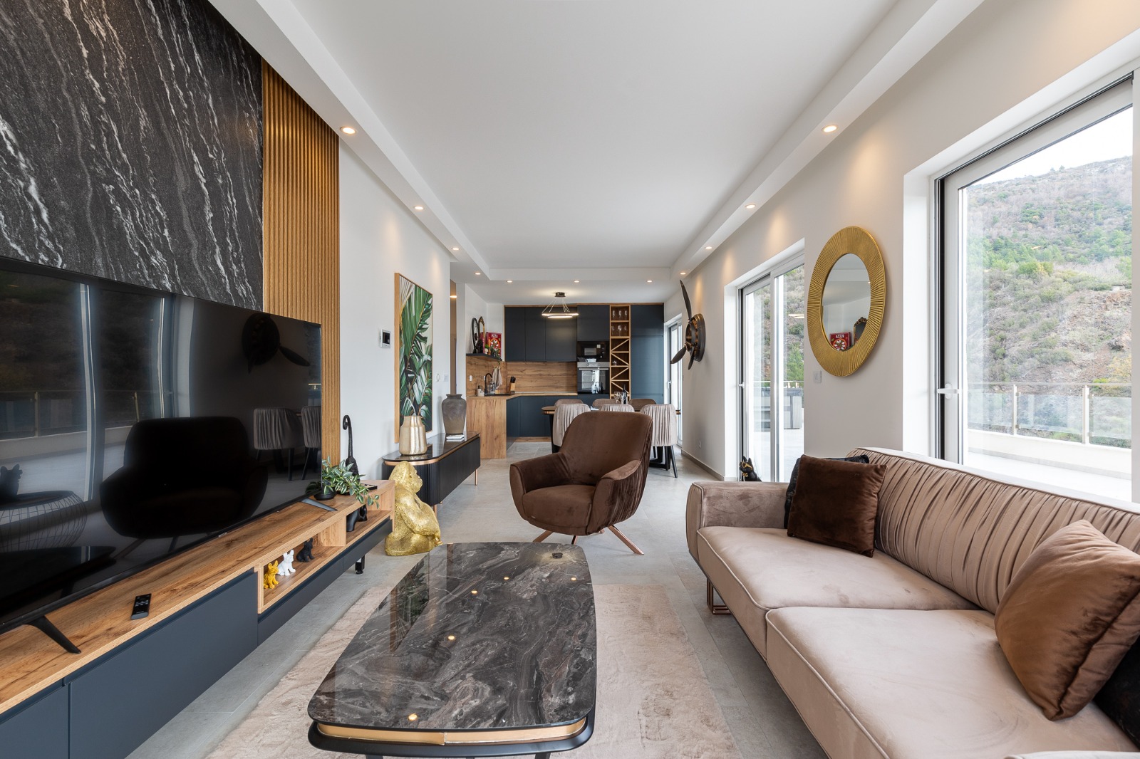 For sale: a spacious and luxuriously furnished three-bedroom apartment in the Sunny Side complex.