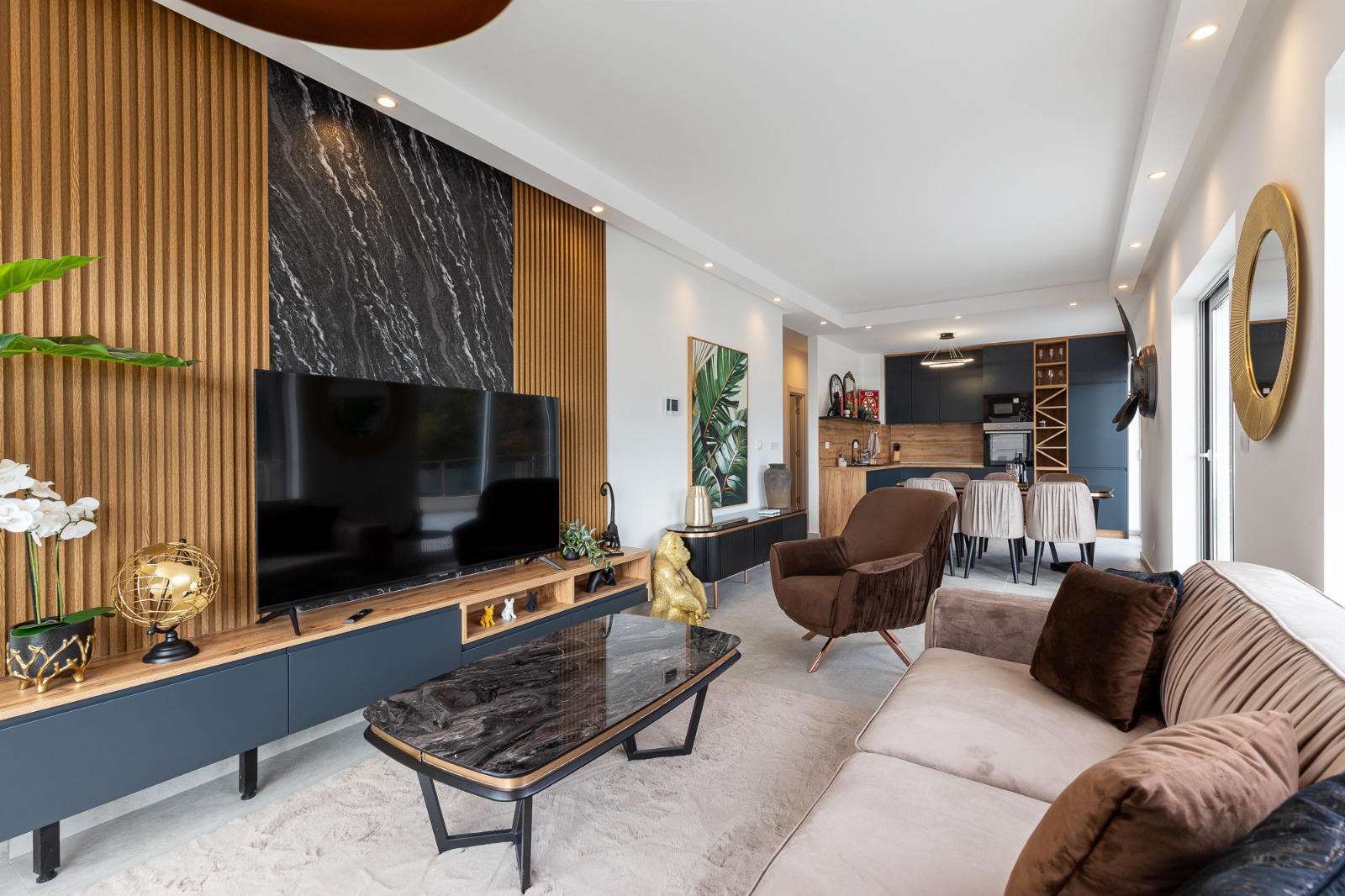 For sale: a spacious and luxuriously furnished three-bedroom apartment in the Sunny Side complex.