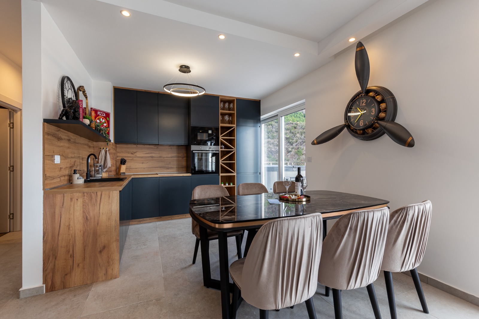 For sale: a spacious and luxuriously furnished three-bedroom apartment in the Sunny Side complex.