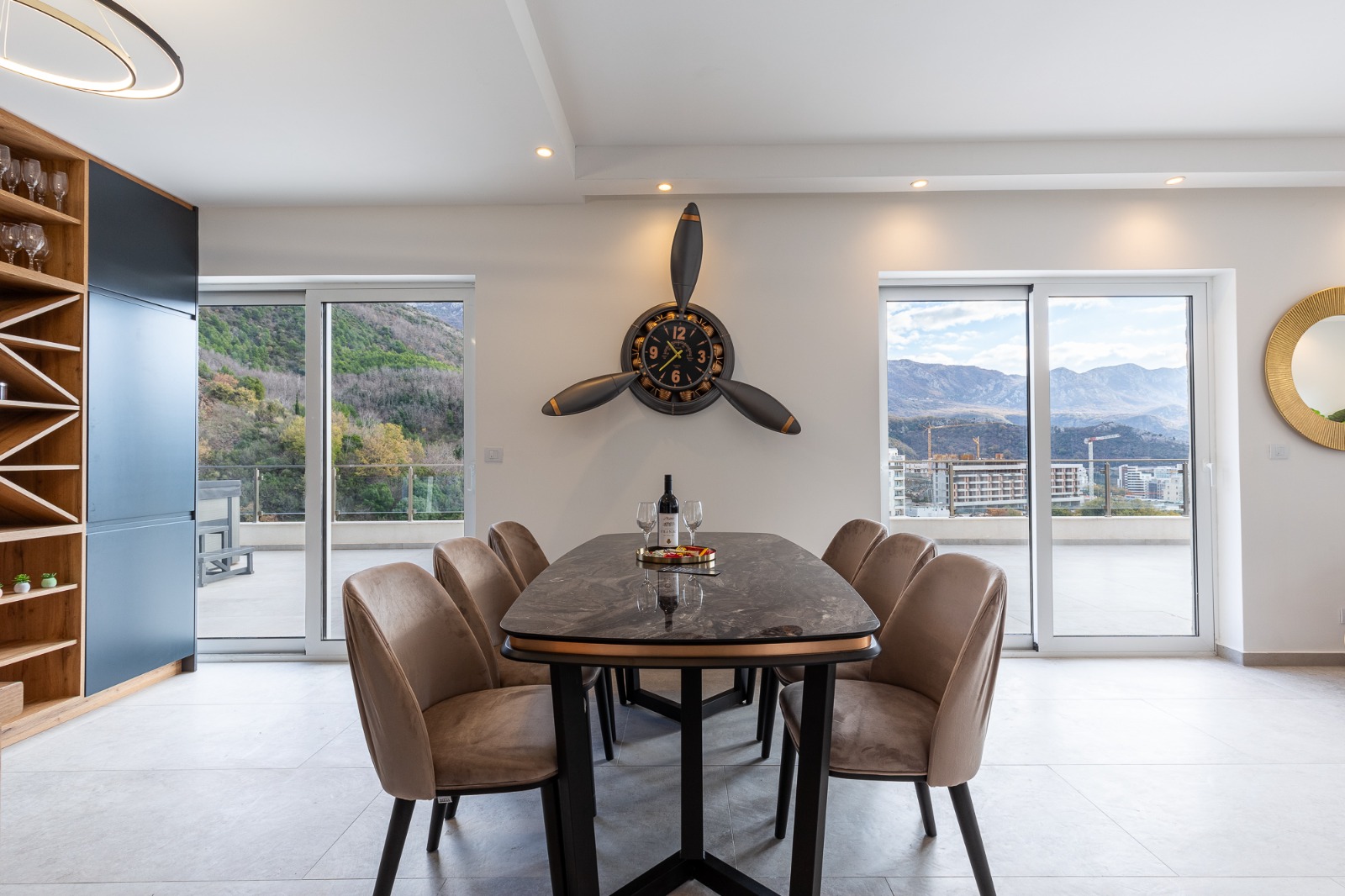 For sale: a spacious and luxuriously furnished three-bedroom apartment in the Sunny Side complex.