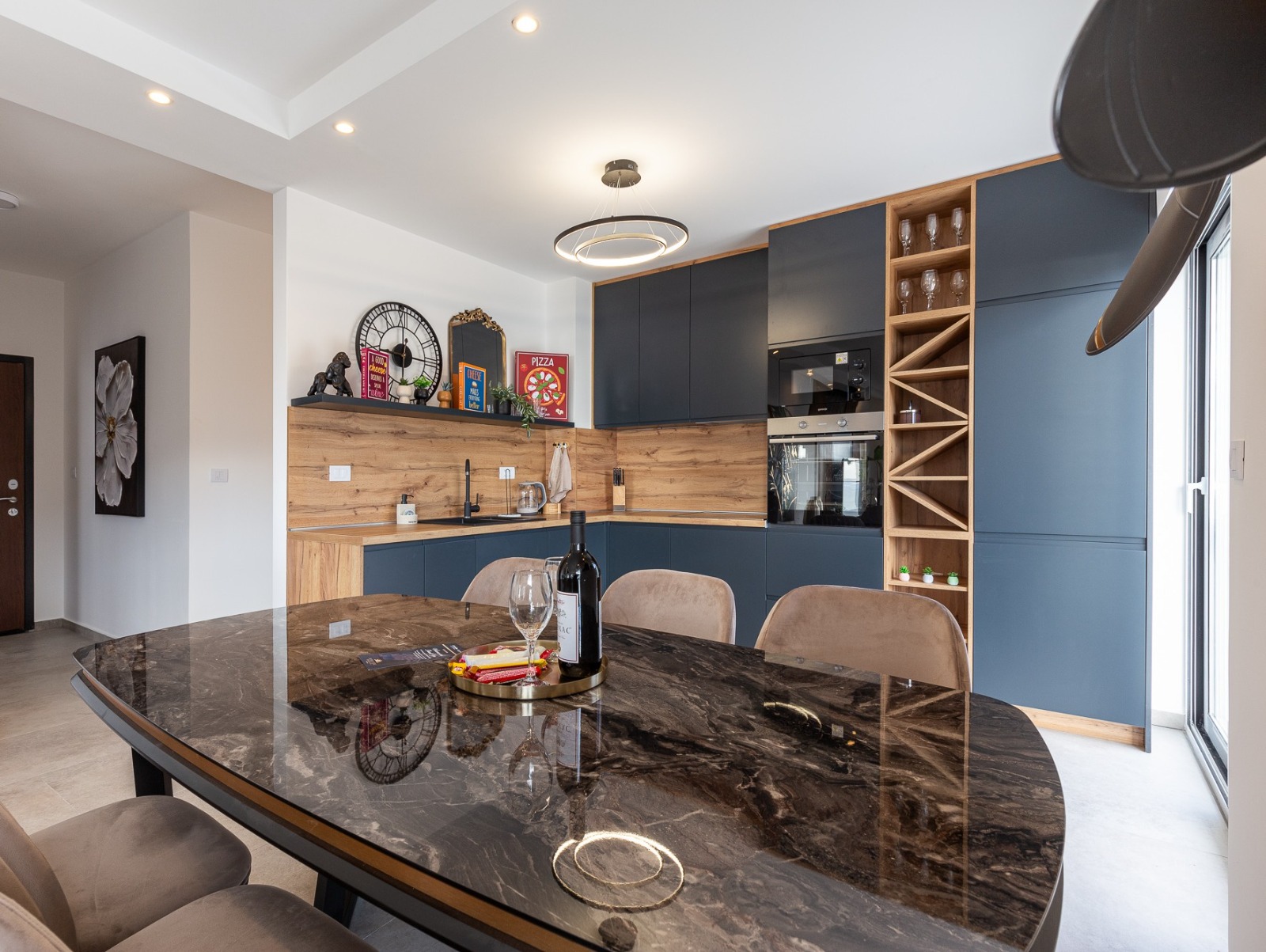 For sale: a spacious and luxuriously furnished three-bedroom apartment in the Sunny Side complex.