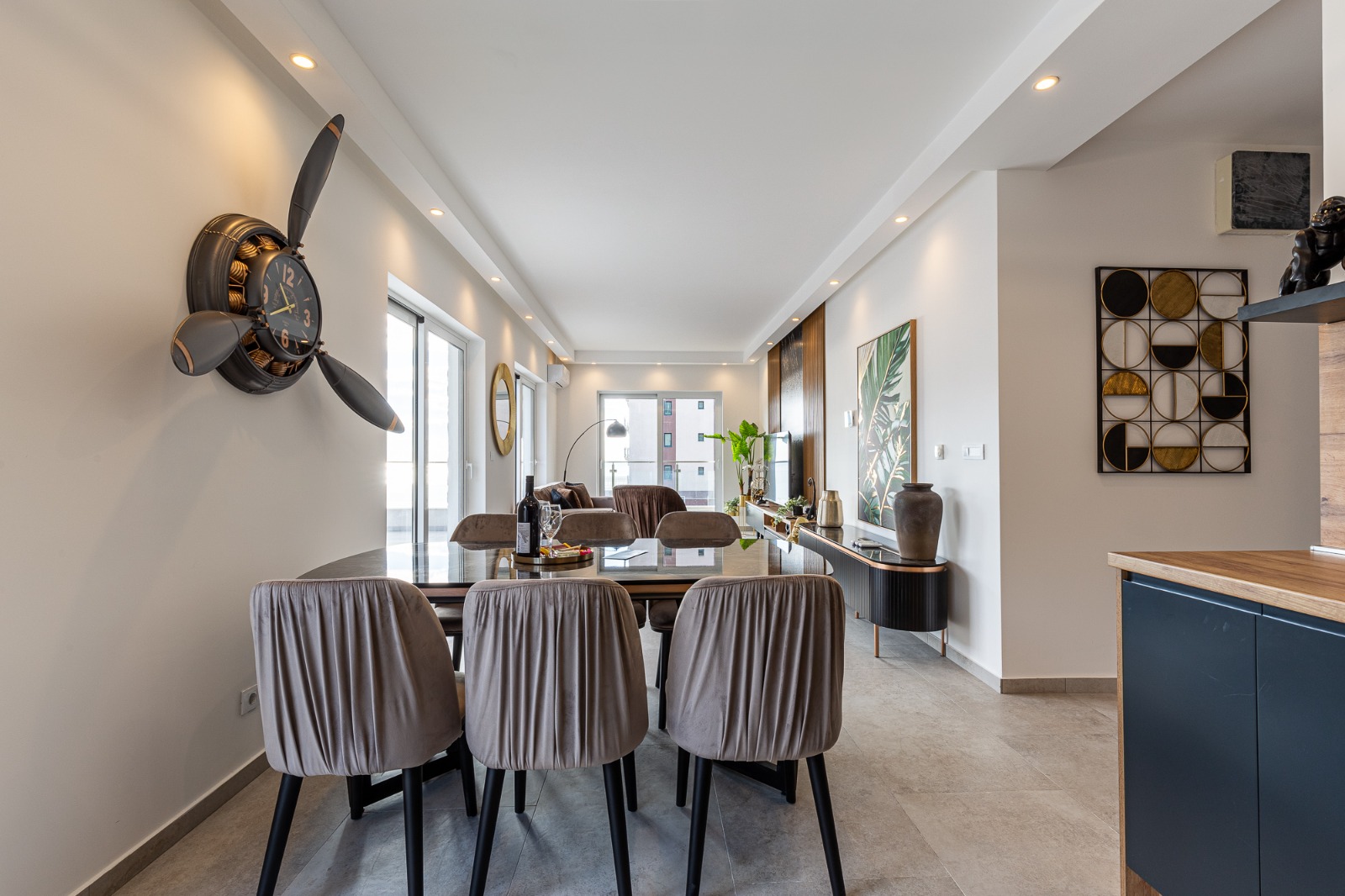 For sale: a spacious and luxuriously furnished three-bedroom apartment in the Sunny Side complex.