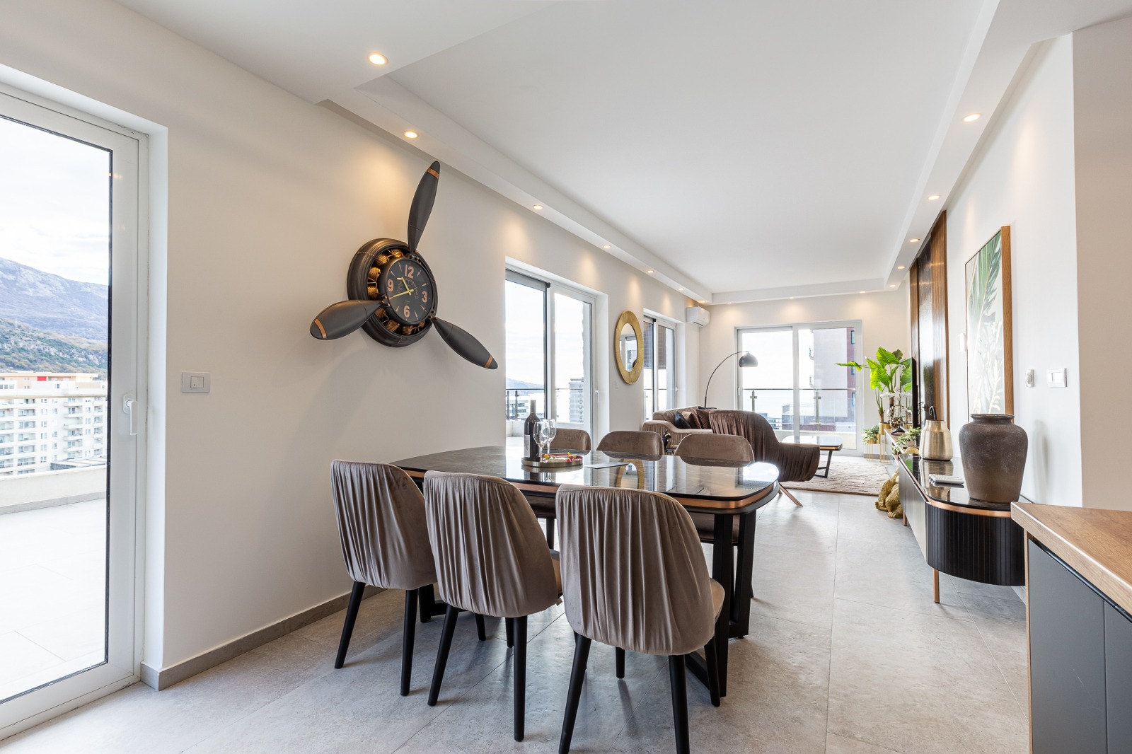 For sale: a spacious and luxuriously furnished three-bedroom apartment in the Sunny Side complex.