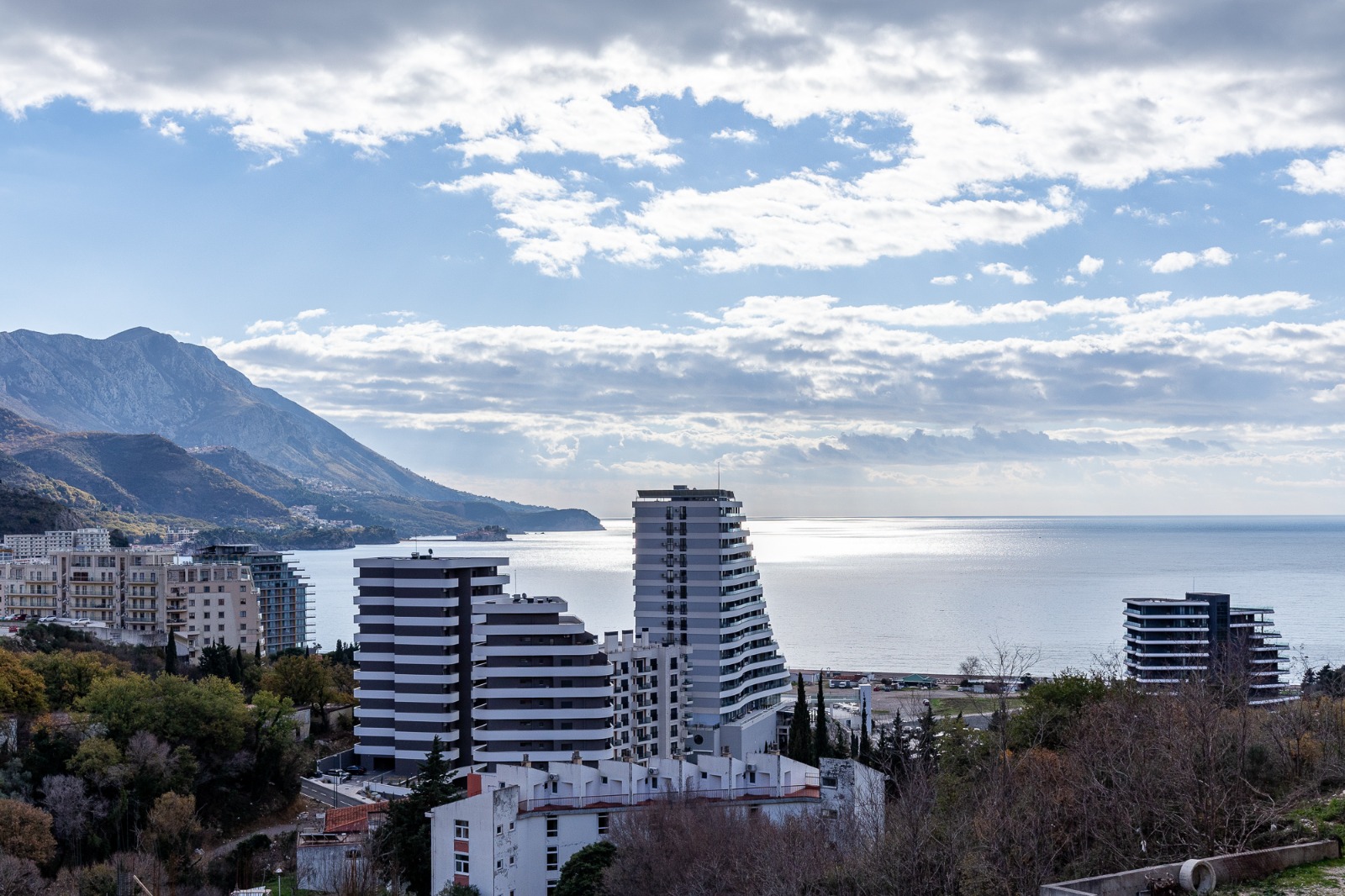 For sale: a spacious and luxuriously furnished three-bedroom apartment in the Sunny Side complex.