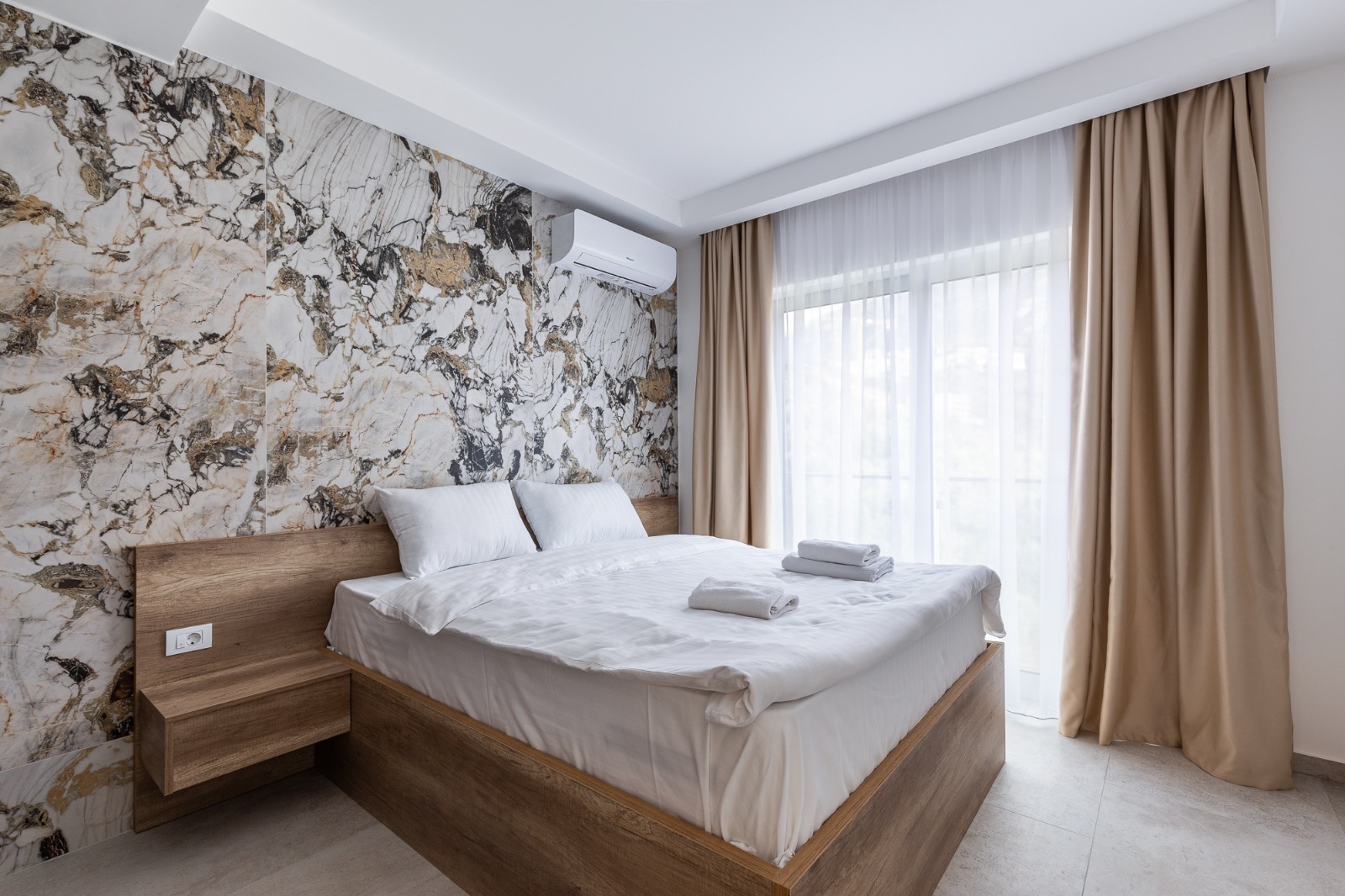 For sale: a spacious and luxuriously furnished three-bedroom apartment in the Sunny Side complex.