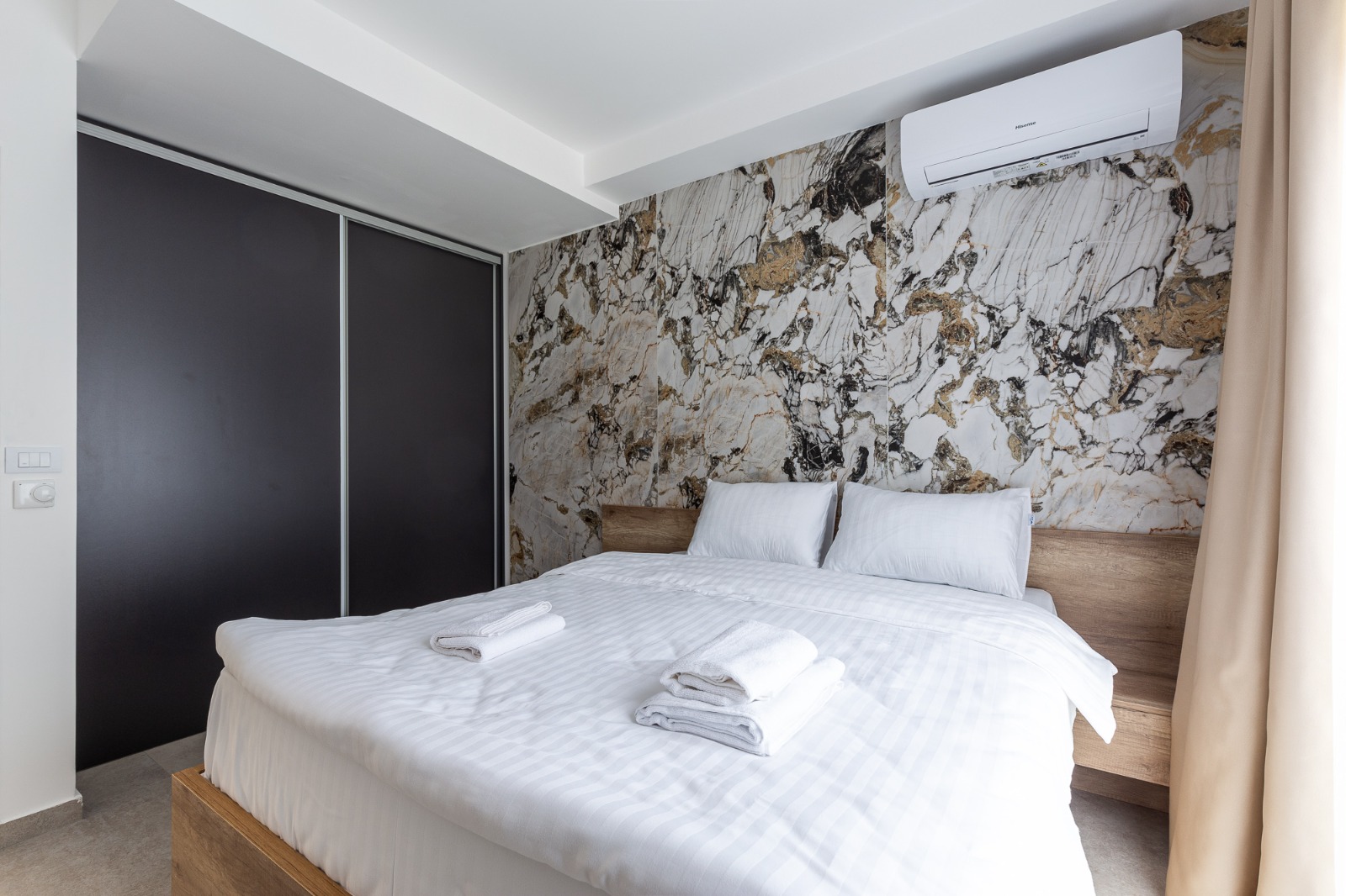 For sale: a spacious and luxuriously furnished three-bedroom apartment in the Sunny Side complex.