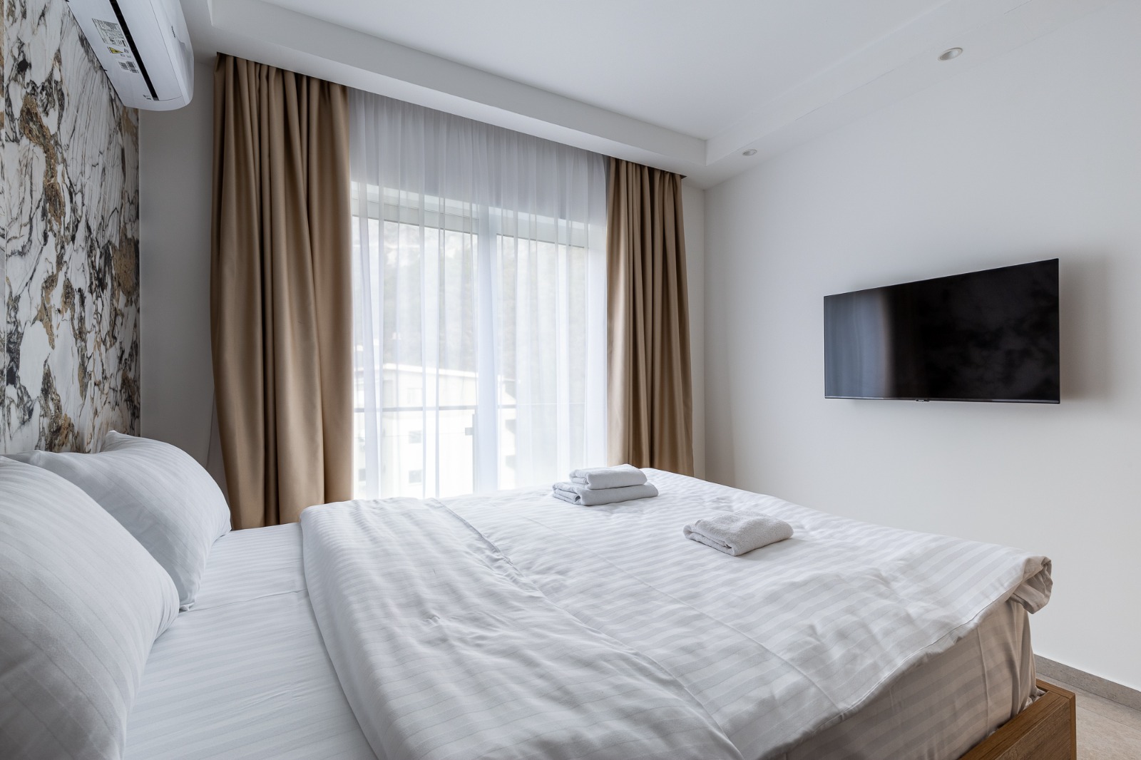 For sale: a spacious and luxuriously furnished three-bedroom apartment in the Sunny Side complex.