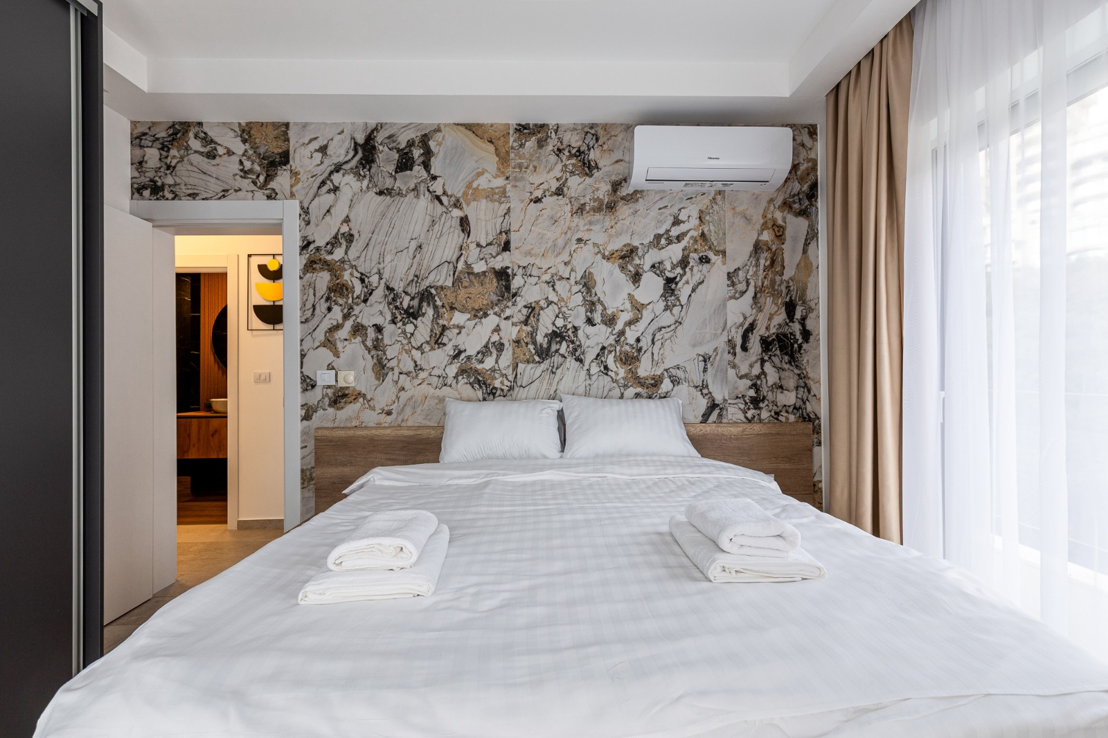 For sale: a spacious and luxuriously furnished three-bedroom apartment in the Sunny Side complex.