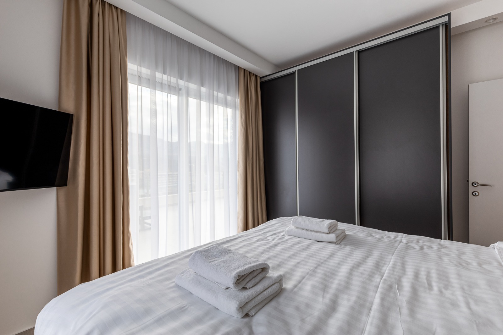 For sale: a spacious and luxuriously furnished three-bedroom apartment in the Sunny Side complex.