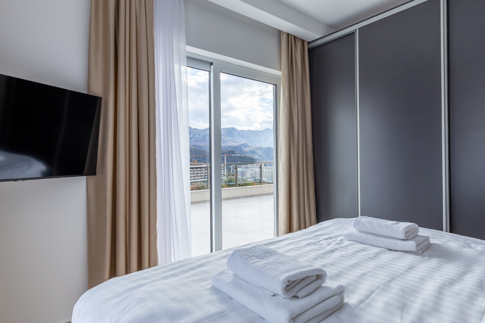 For sale: a spacious and luxuriously furnished three-bedroom apartment in the Sunny Side complex.