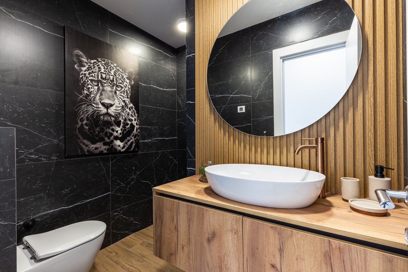 For sale: a spacious and luxuriously furnished three-bedroom apartment in the Sunny Side complex.