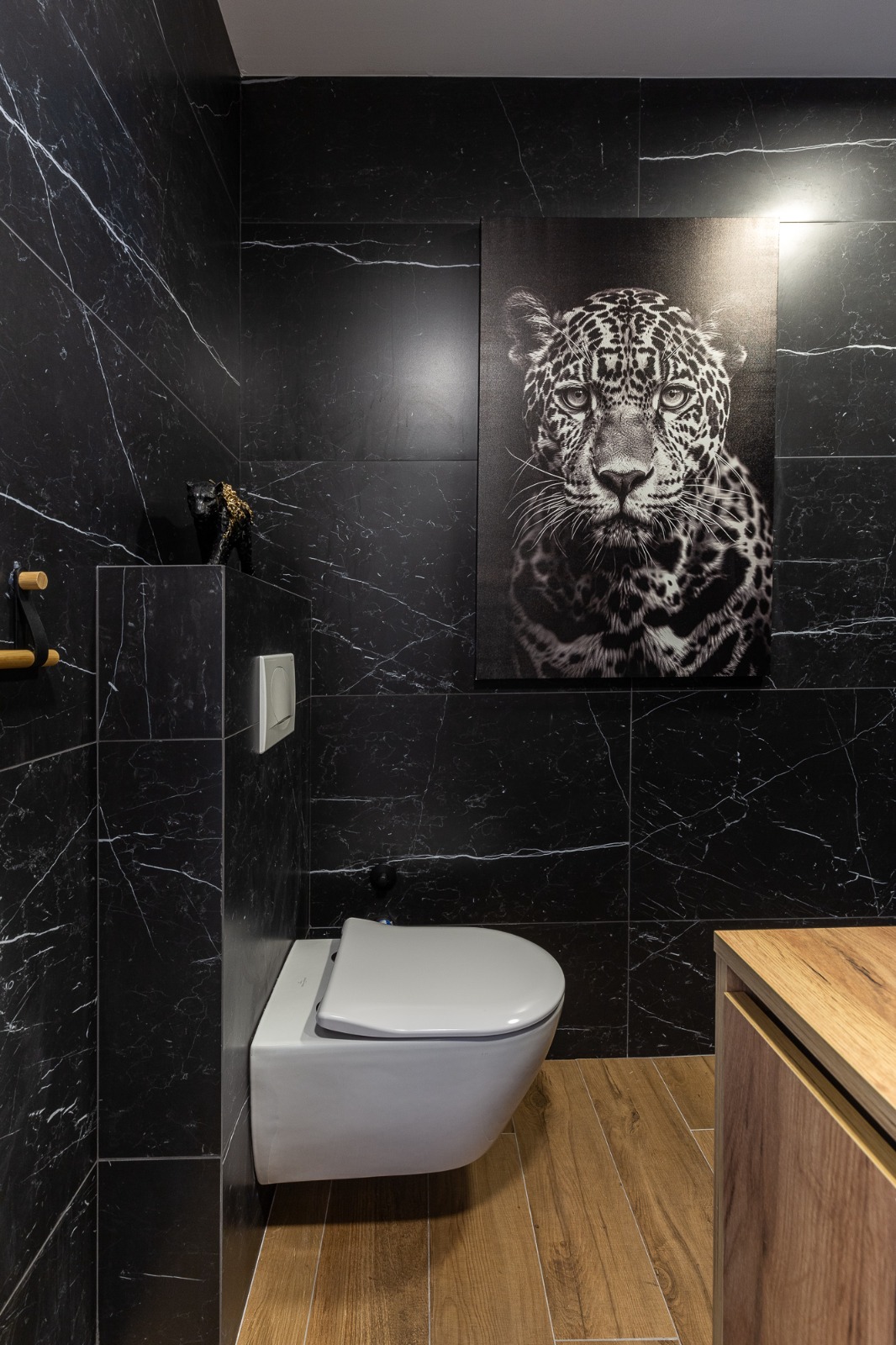 For sale: a spacious and luxuriously furnished three-bedroom apartment in the Sunny Side complex.