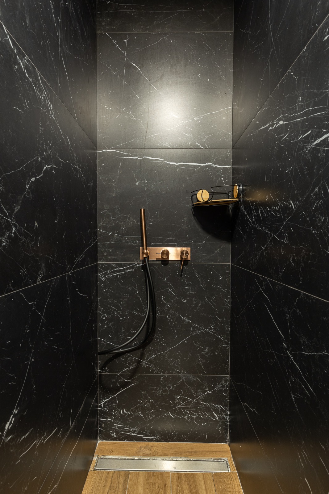 For sale: a spacious and luxuriously furnished three-bedroom apartment in the Sunny Side complex.