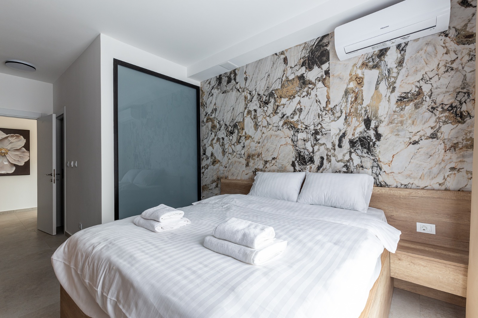 For sale: a spacious and luxuriously furnished three-bedroom apartment in the Sunny Side complex.