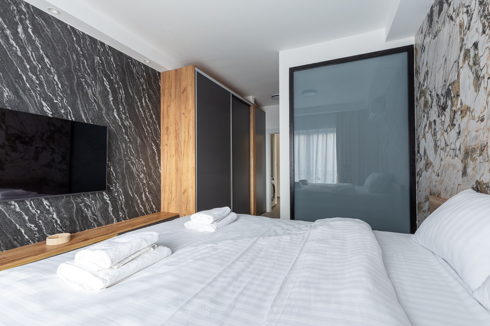 For sale: a spacious and luxuriously furnished three-bedroom apartment in the Sunny Side complex.