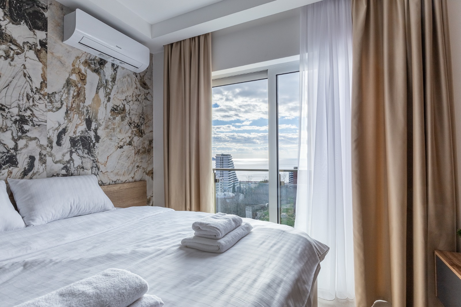 For sale: a spacious and luxuriously furnished three-bedroom apartment in the Sunny Side complex.