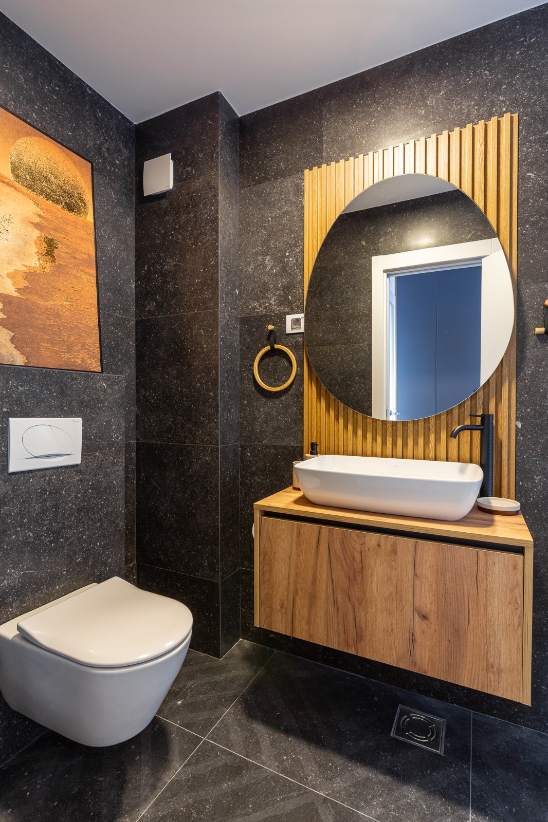 For sale: a spacious and luxuriously furnished three-bedroom apartment in the Sunny Side complex.