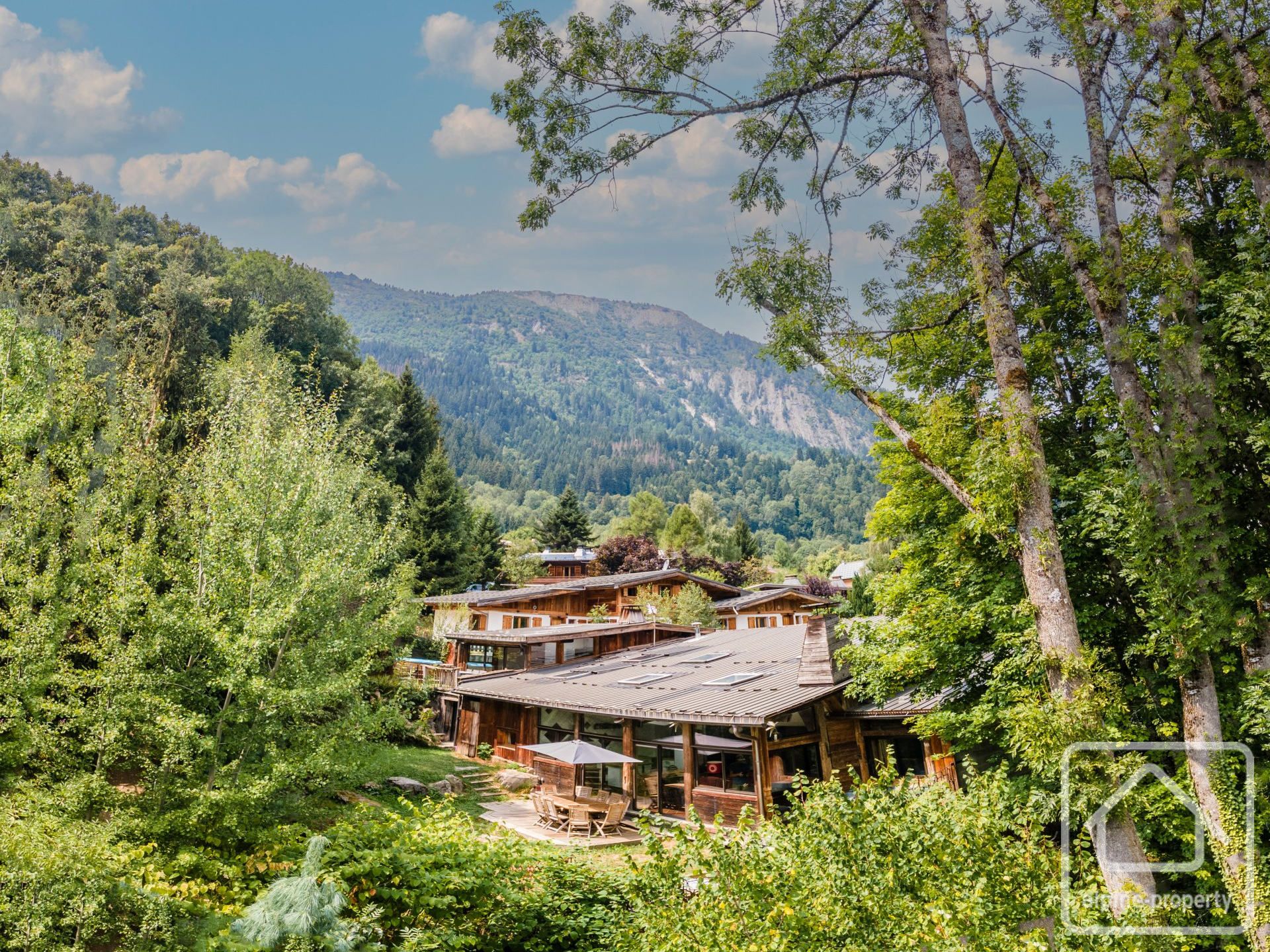 10 Bedroom Property, Walking Distance From Ski Slopes, Private Garden With Stream, Private Parking, 1 Hour From Geneva. – SOURCELH