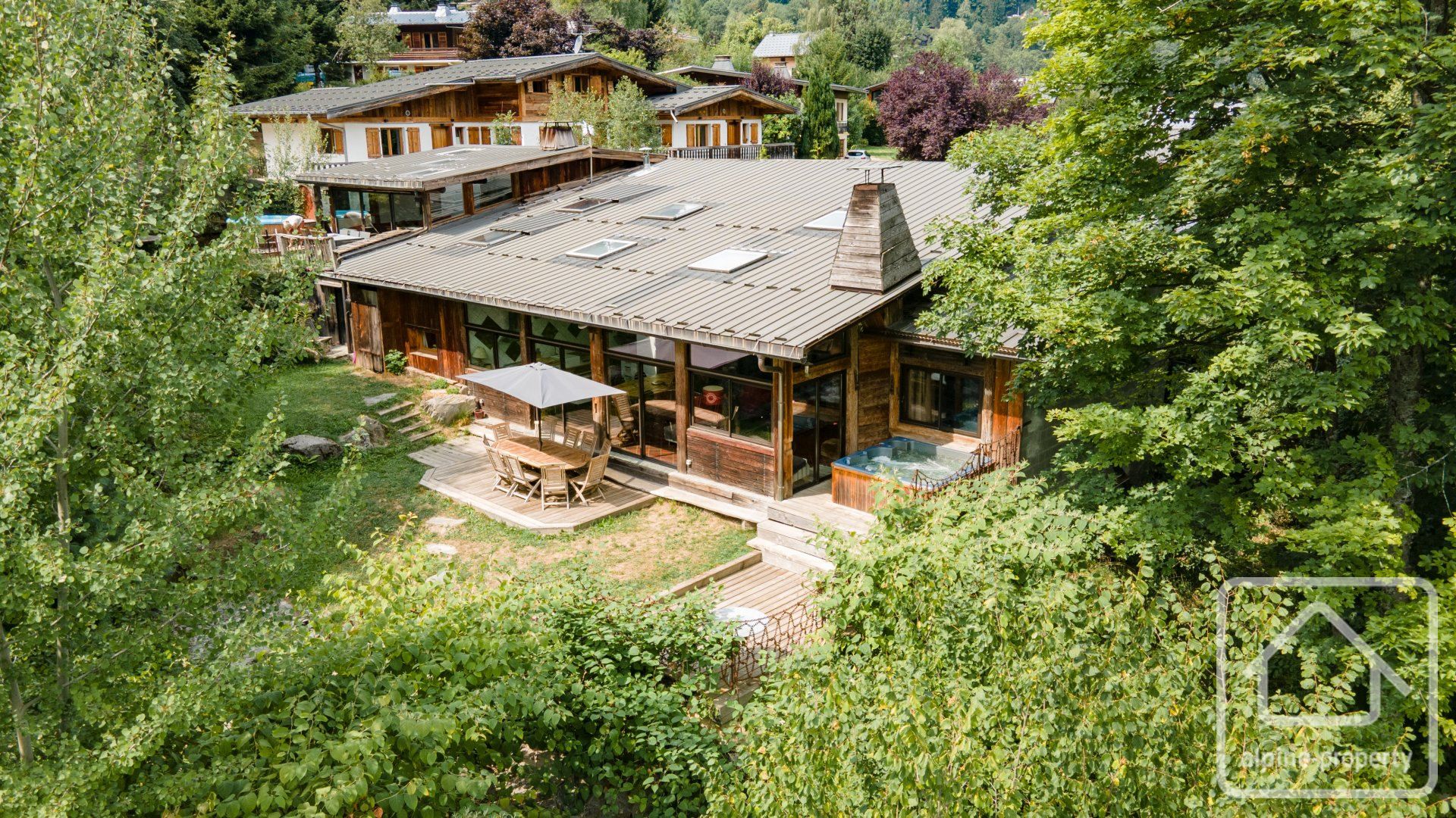 10 Bedroom Property, Walking Distance From Ski Slopes, Private Garden With Stream, Private Parking, 1 Hour From Geneva. – SOURCELH