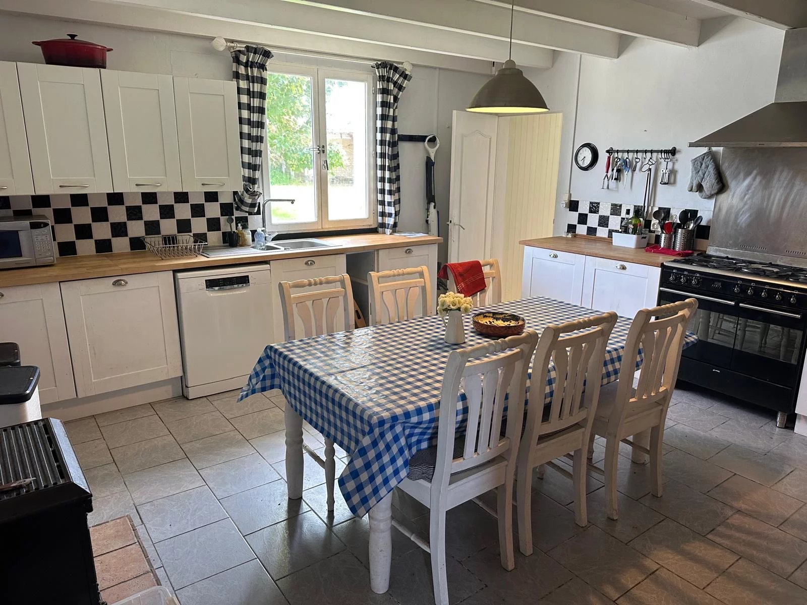 Spacious 4 bed 4 bath Charentaise with Pool Close to Village, Poitou-Charentes – France – BVI85369